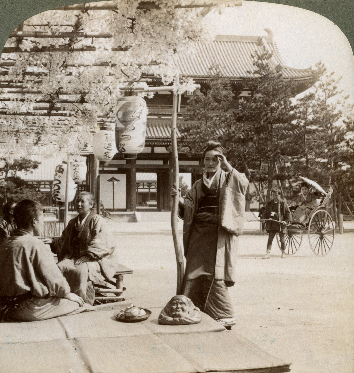 Hängande klungor av blåregn över en tehusveranda, Kyoto, Japan, 1904 av Underwood and Underwood