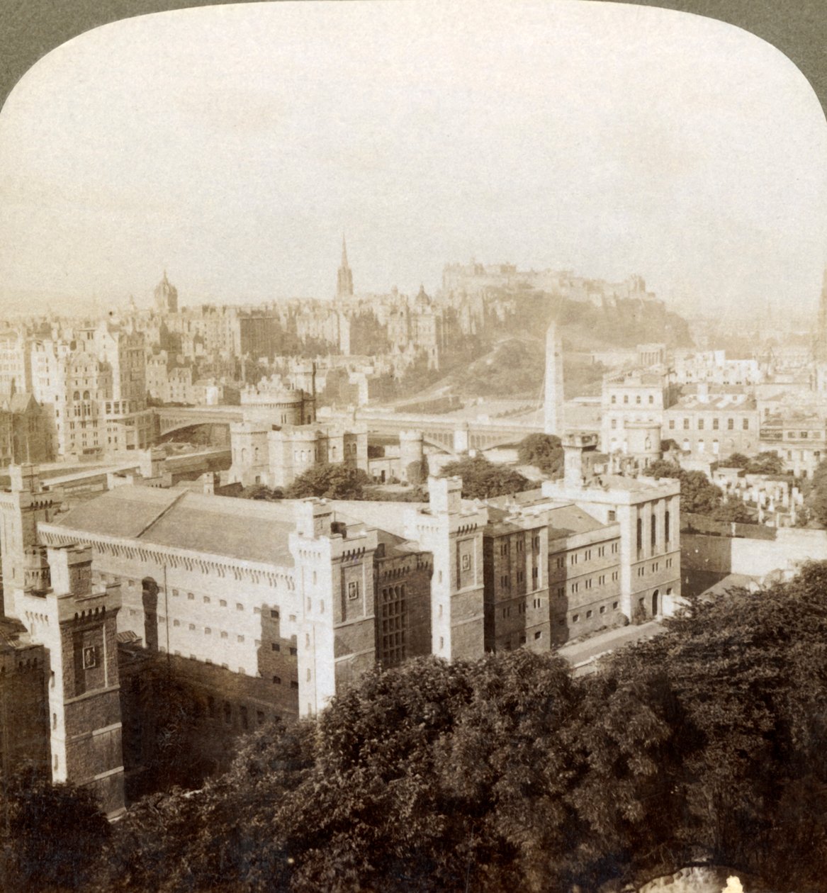 Edinburgh, från Calton Hill, S.W. till slottet, över gammal begravningsplats, Skottland, 1902. av Underwood and Underwood