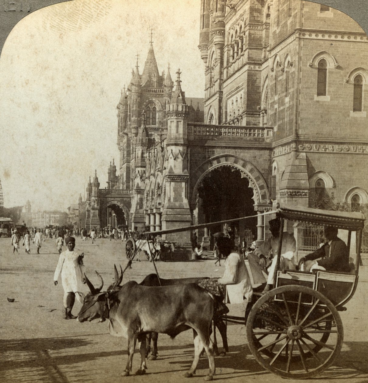 Ekka, utanför Victoria Station, Bombay, Indien, c1900-talet. av Underwood and Underwood
