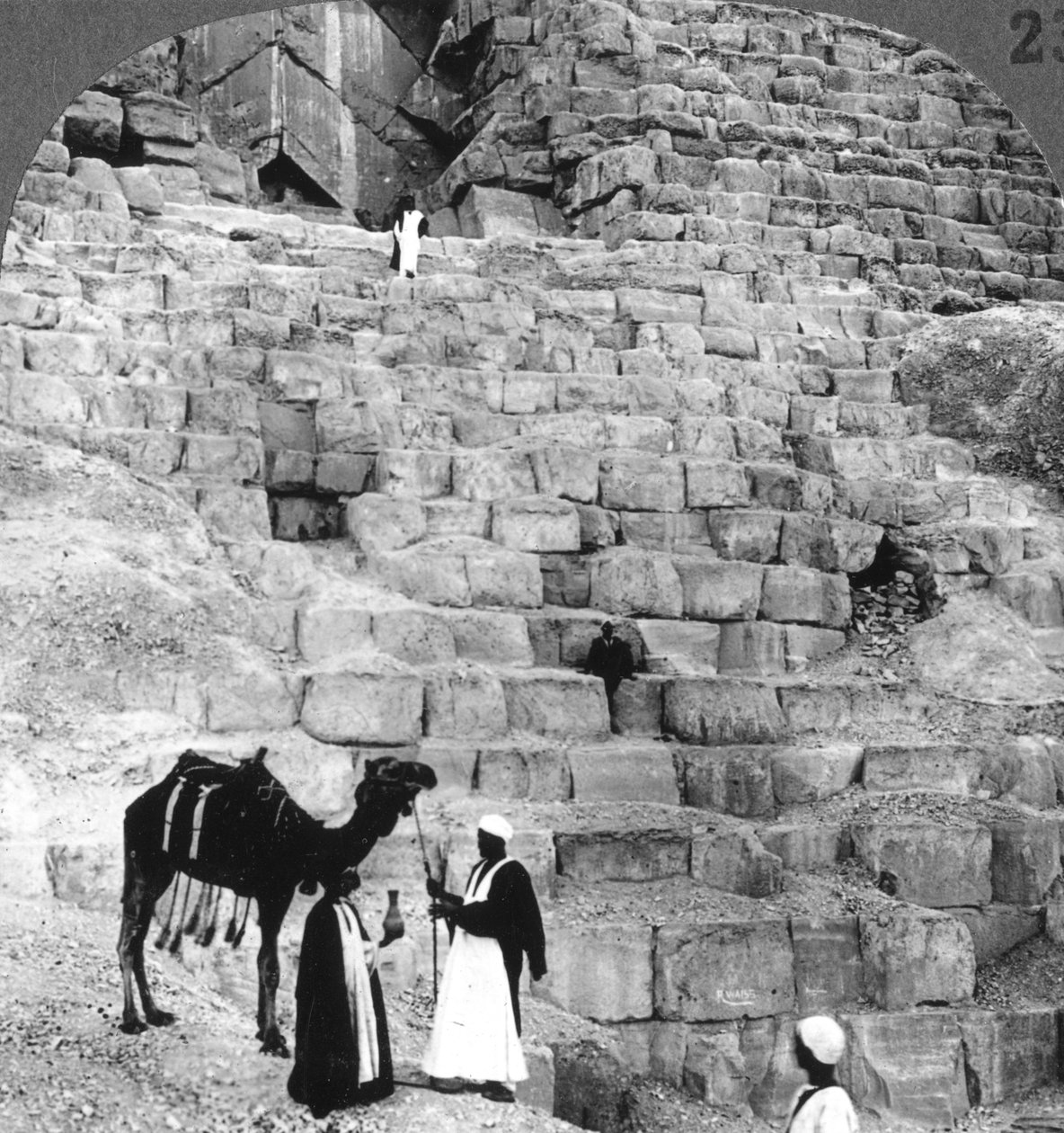 Ingången till den stora pyramiden i Giza, Egypten, 1905. av Underwood and Underwood