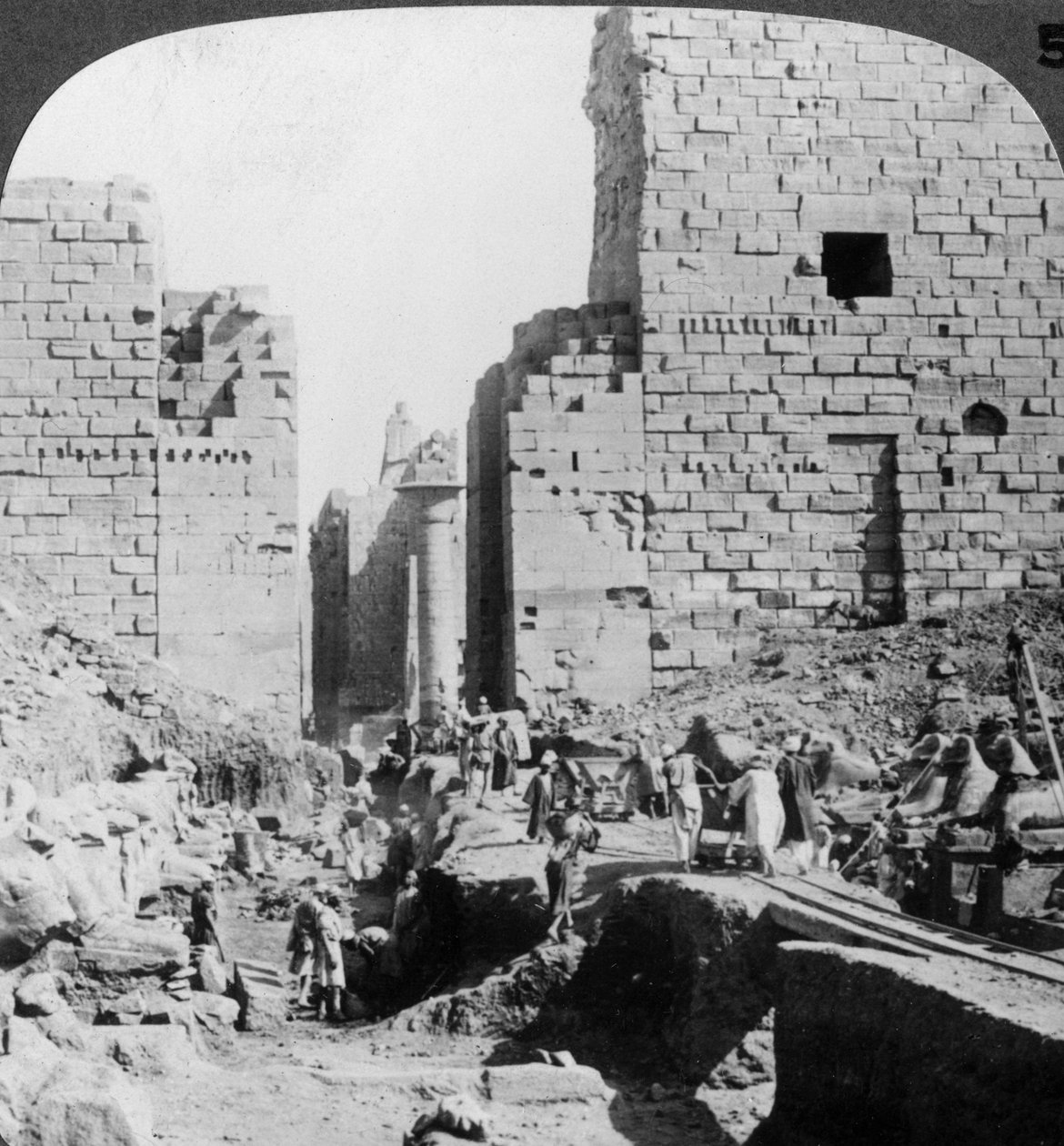 Utgrävning av en aveny till Karnaktemplet, Thebe, Egypten, 1905. av Underwood and Underwood