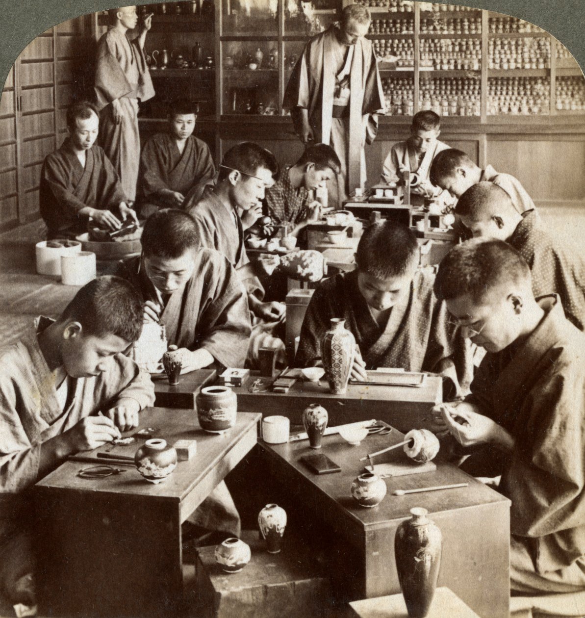 Experter som skapar design i Cloisonne, Kyoto, Japan, 1904 av Underwood and Underwood