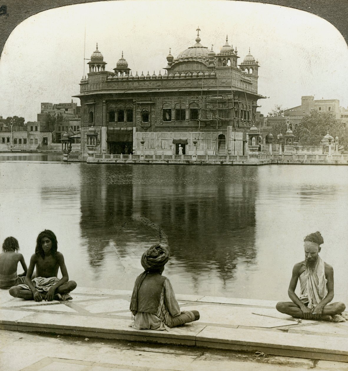 Fakirer vid Amritsar, tittar söderut över den heliga tanken till det gyllene templet, Indien, c1900-talet av Underwood and Underwood