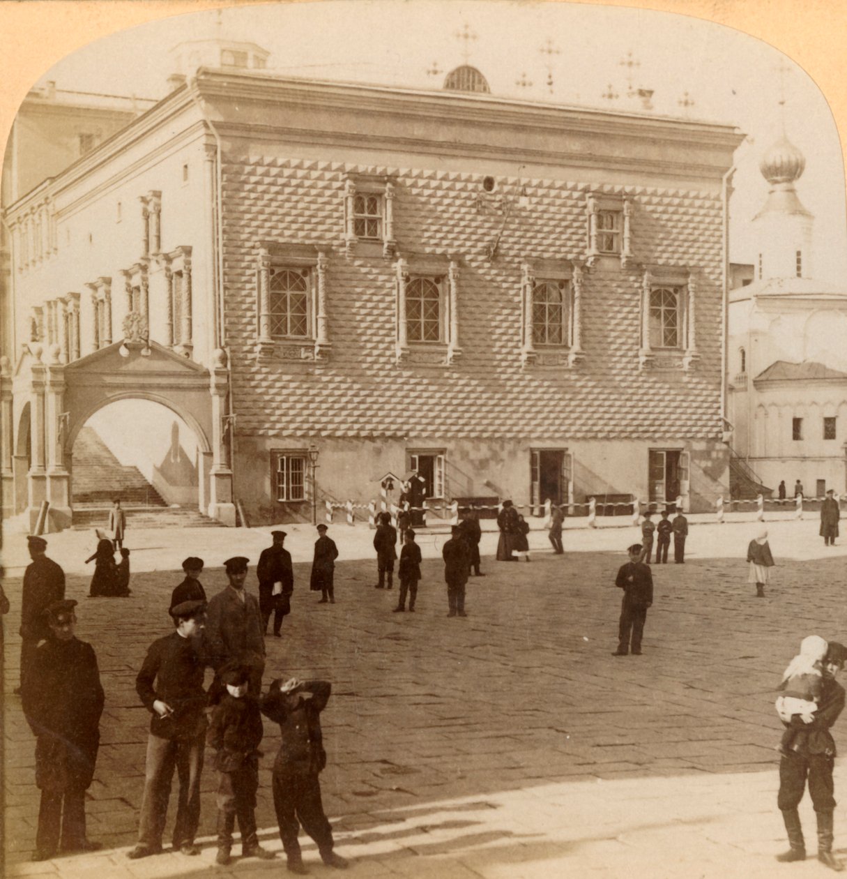 Berömda röda trappan och gamla palatset, Moskva, Ryssland, 1900. av Underwood and Underwood