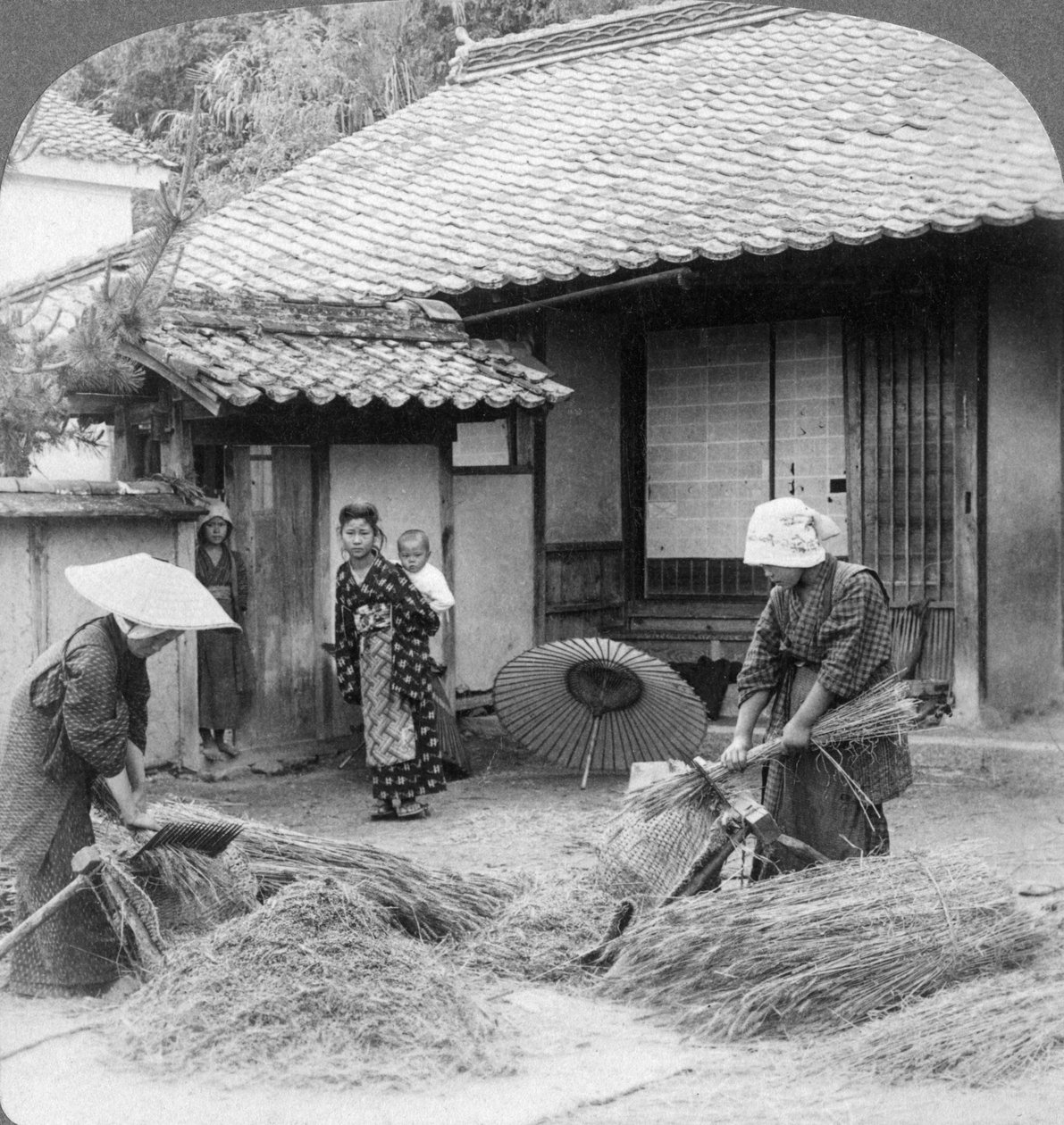 Bondfruar på jobbet, Iwakuni, Japan, 1904. av Underwood and Underwood