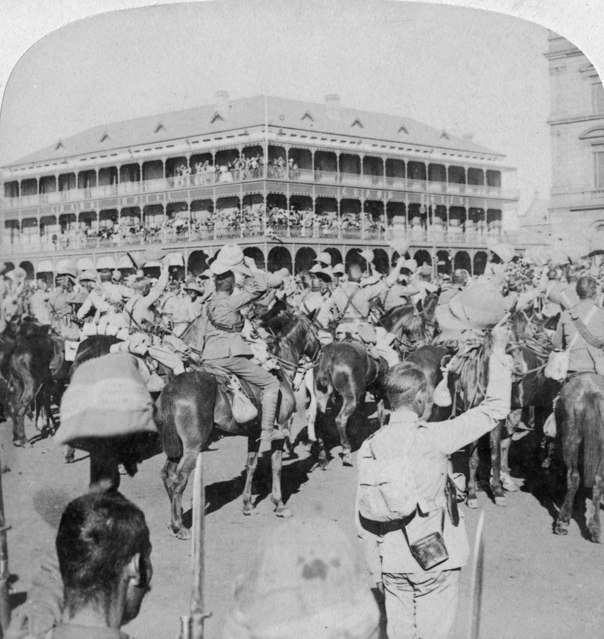 Fältmarskalk Lord Roberts och personal som hejar på drottningen, Pretoria, Sydafrika, 5 juni 1900. av Underwood and Underwood