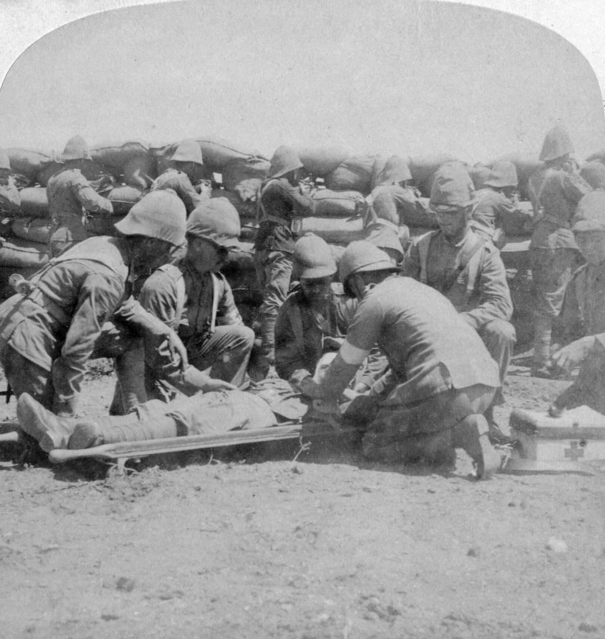Första hjälpen till en skadad fusilier, Honey Nest Kloof Battle, Boer War, Sydafrika, februari 1900. av Underwood and Underwood