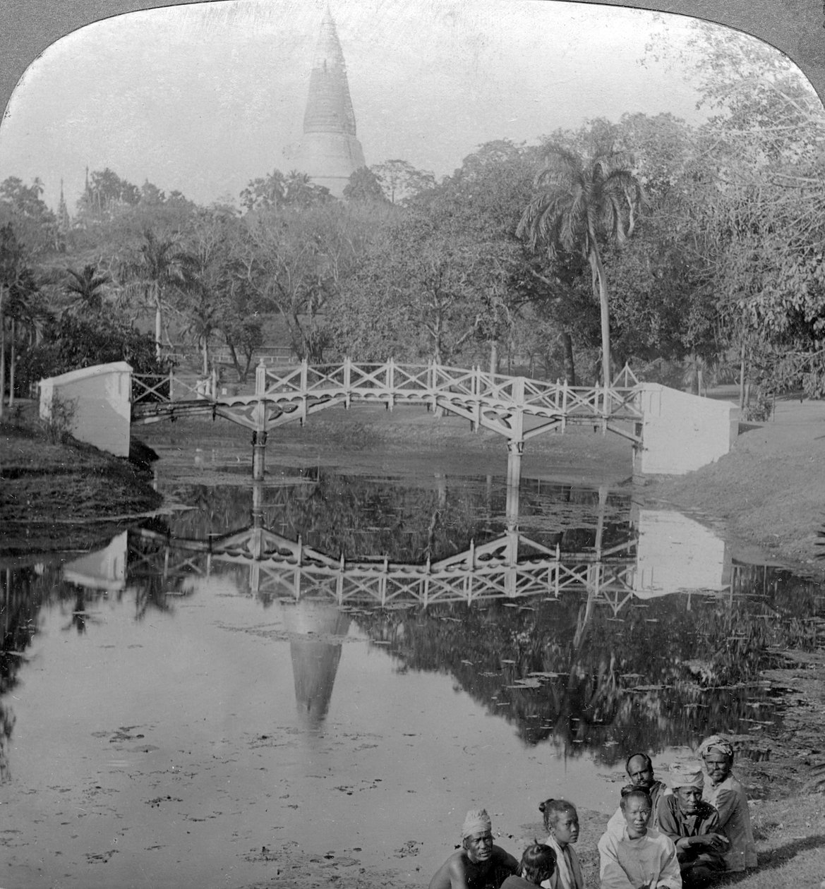 Fästningsträdgårdar och Shwedagon-pagoden, Rangoon, Burma, c1900-talet. av Underwood and Underwood