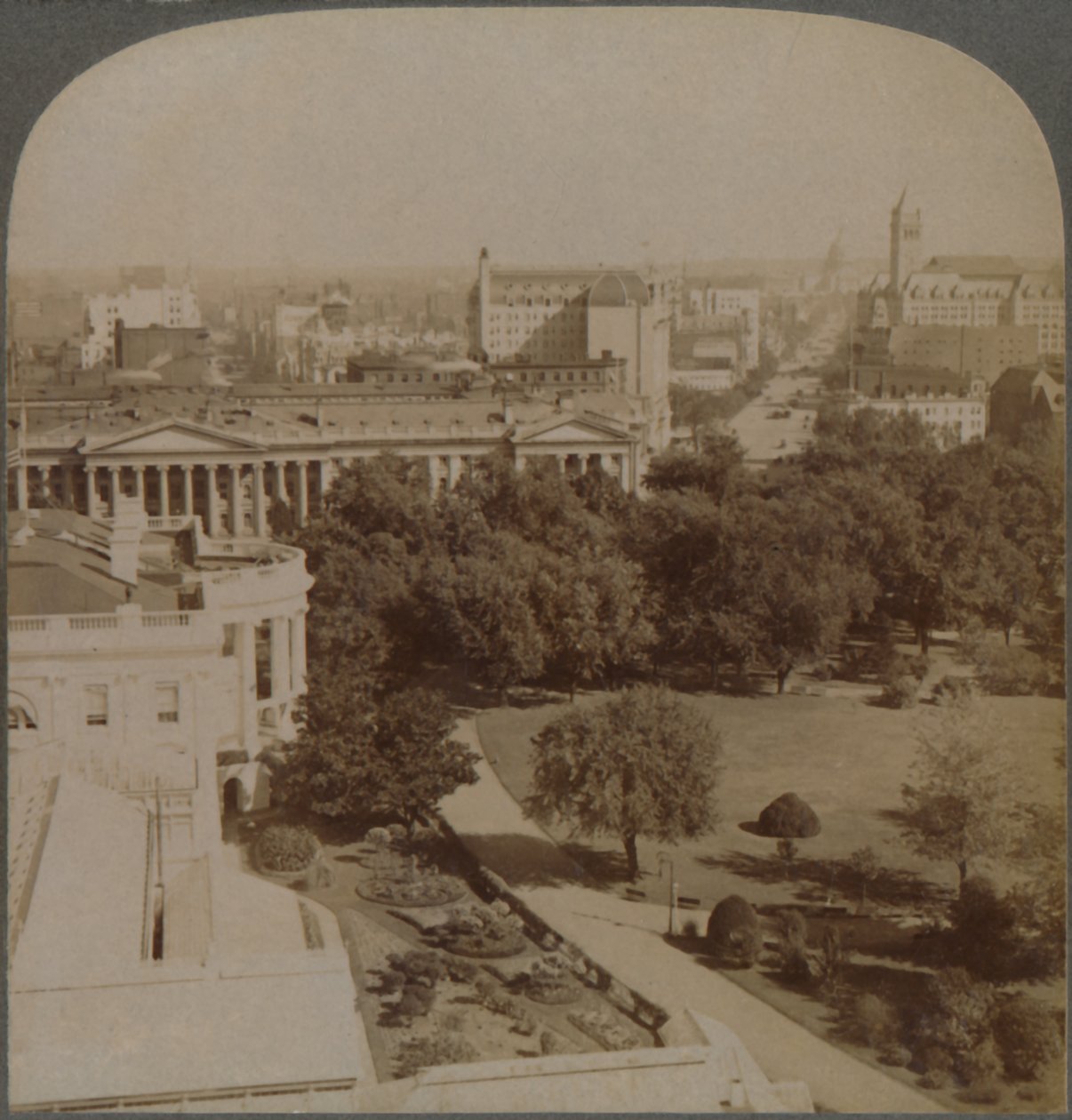 Från marindepartementet...förbi Vita huset och finansministeriet, till Capitol, Washington, USA, 1902. av Underwood and Underwood