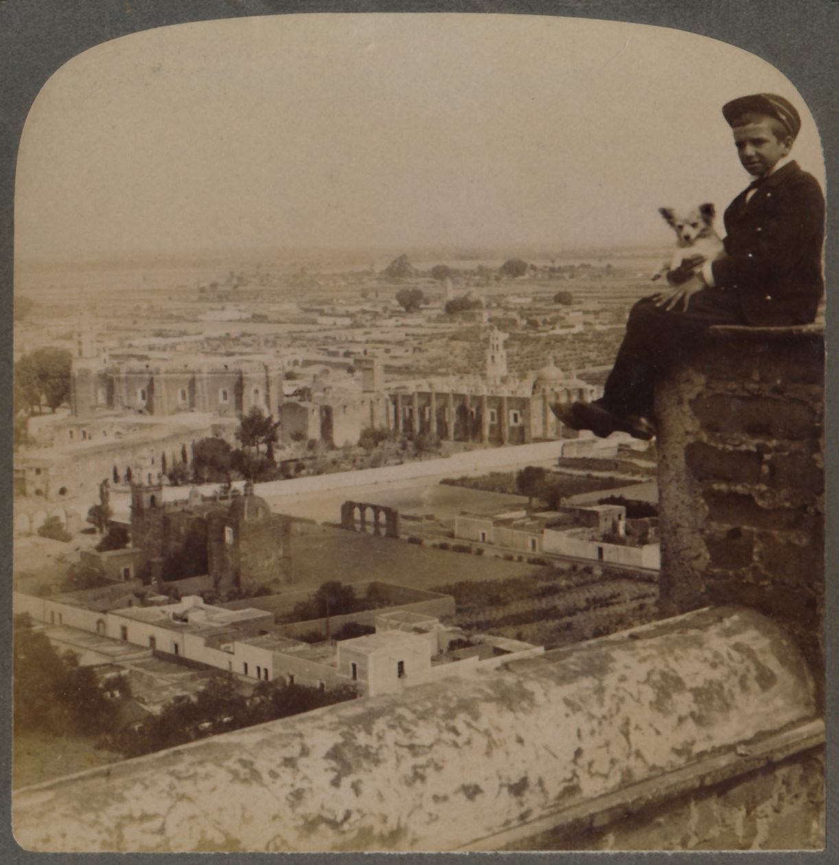 Från San Franciscos katedral, på den största aztekiska pyramiden, med utsikt över Cholula, Mexiko, 1901. av Underwood and Underwood