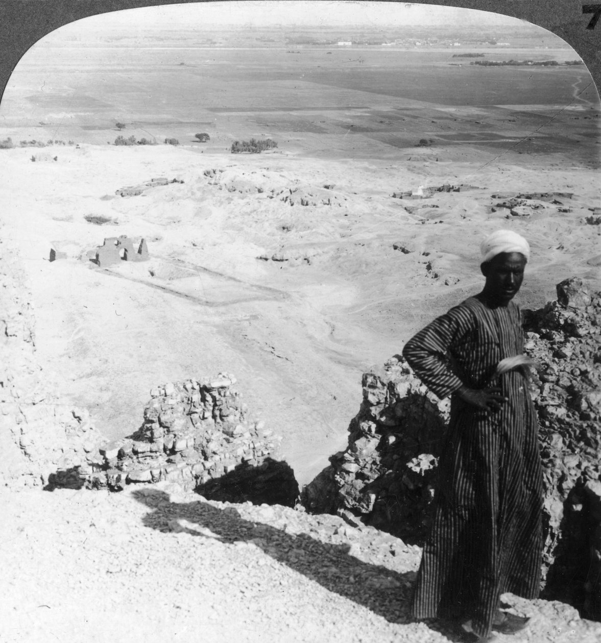 Från de höga klipporna vid Der-el-Bahri över slätten till Luxor, Thebe, Egypten, 1905. av Underwood and Underwood