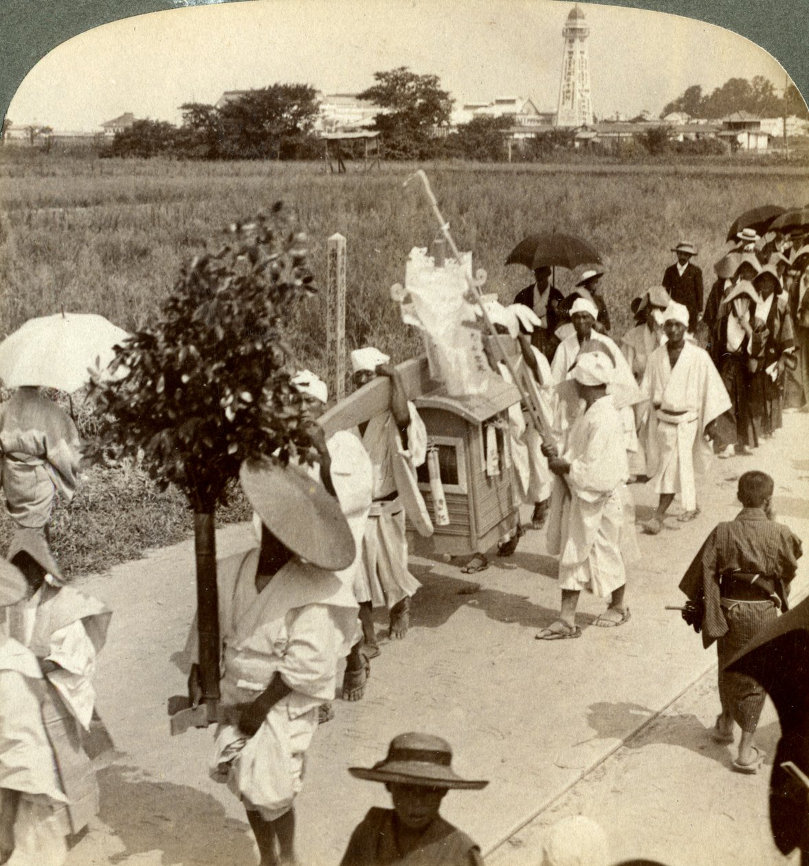 Begravningståg av en rik buddhist, på vägen till Sakai, blickande mot Osaka, Japan, 1904. av Underwood and Underwood