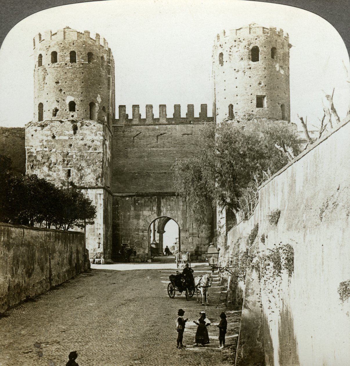 Porten av St Sebastian i Aurelian Wall, Rom, Italien. av Underwood and Underwood