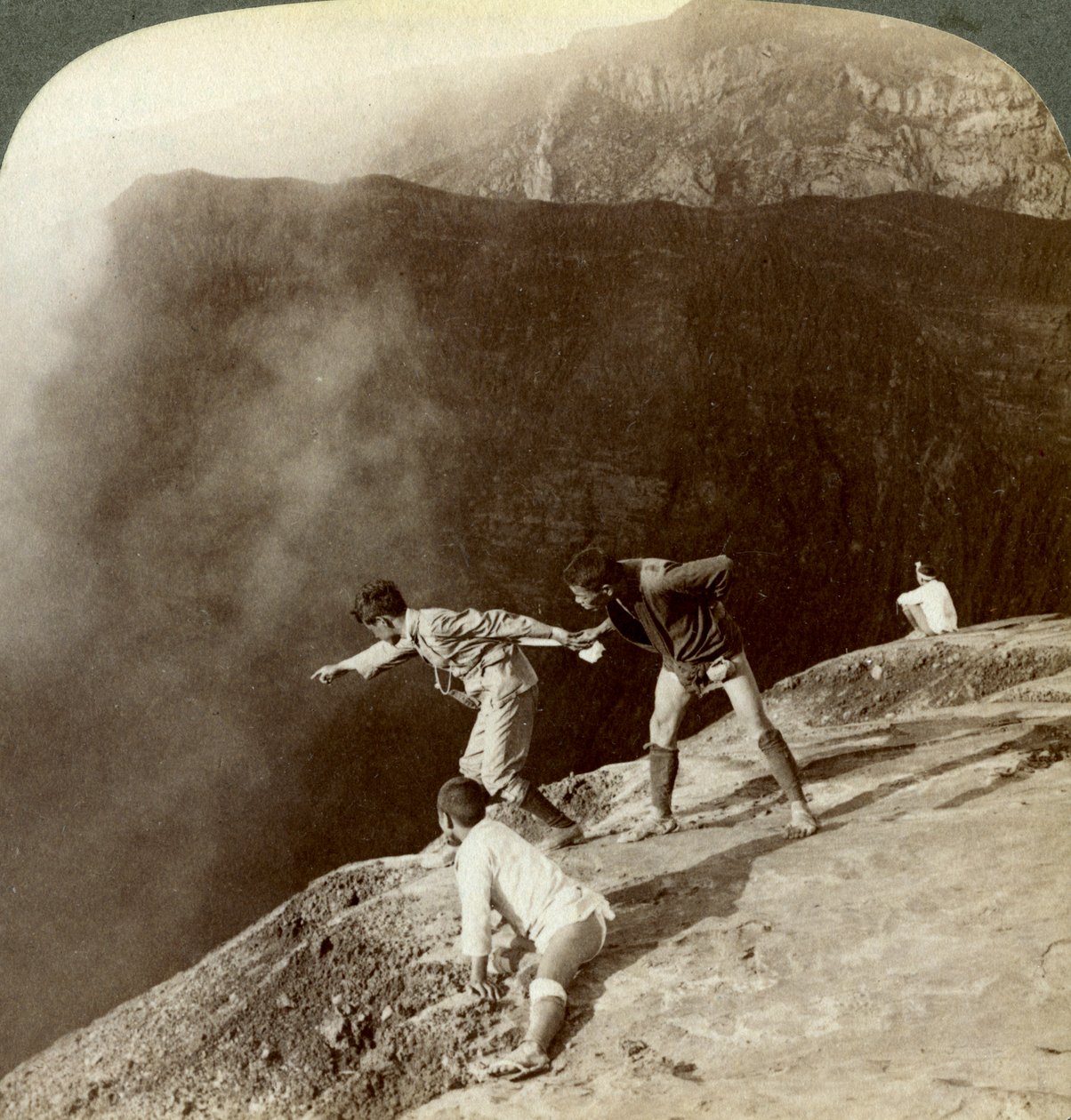 Ges genom svavelhaltiga ångor in i kraterdjupet, Aso-San, Japan, 1904 av Underwood and Underwood