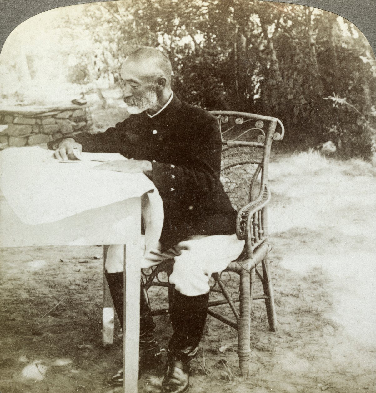 General Nogi vid japanska högkvarteret, Port Arthur, Manchuriet, c1904-1905. av Underwood and Underwood