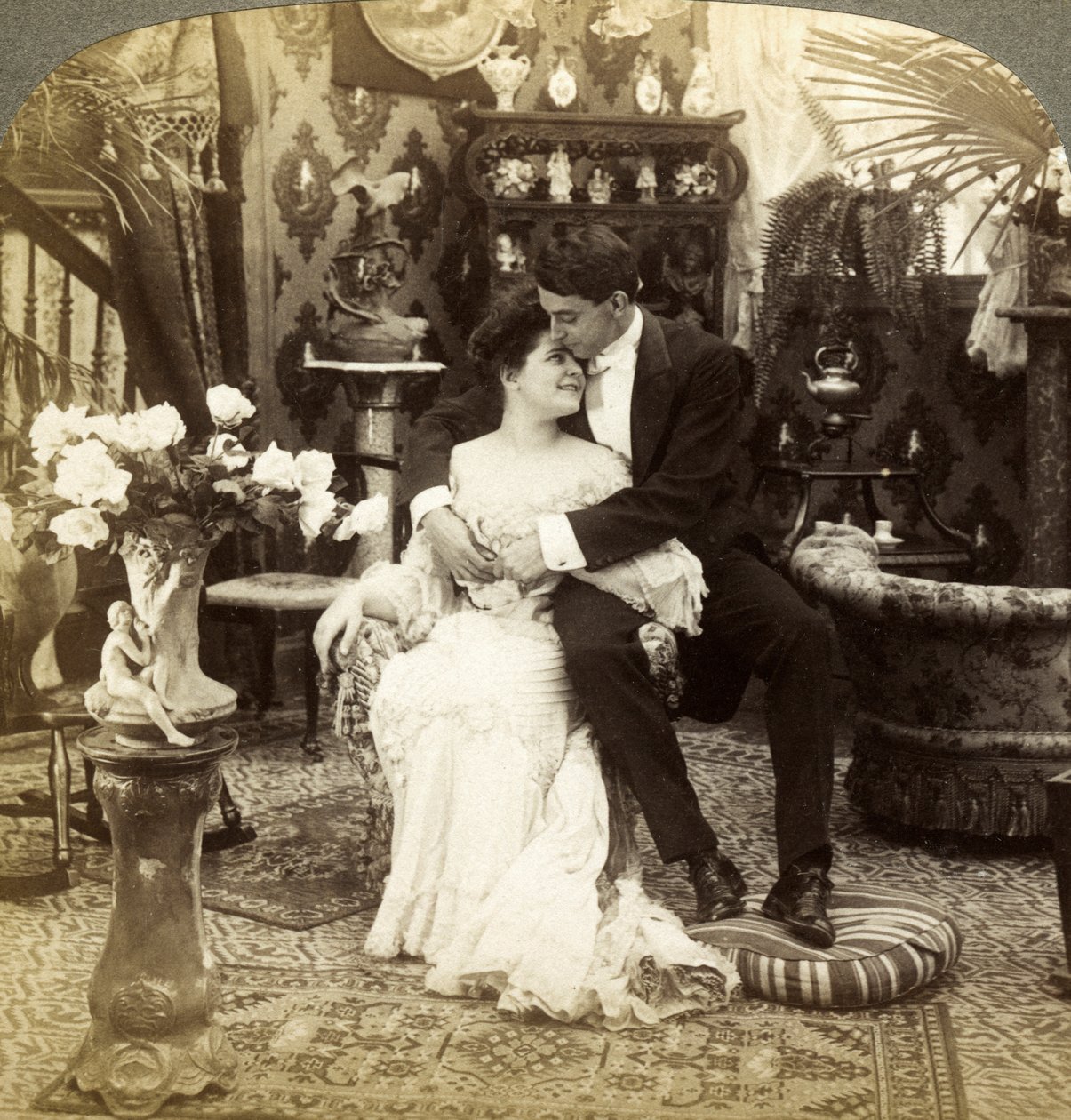 George beundrar Ethels vackra hy. av Underwood and Underwood