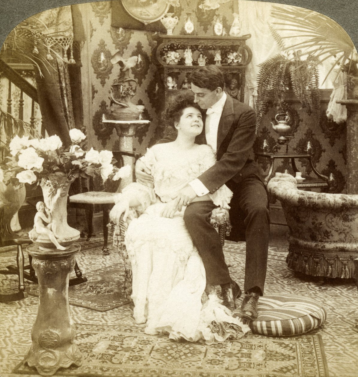 George beundrar Ethels vackra hy. av Underwood and Underwood