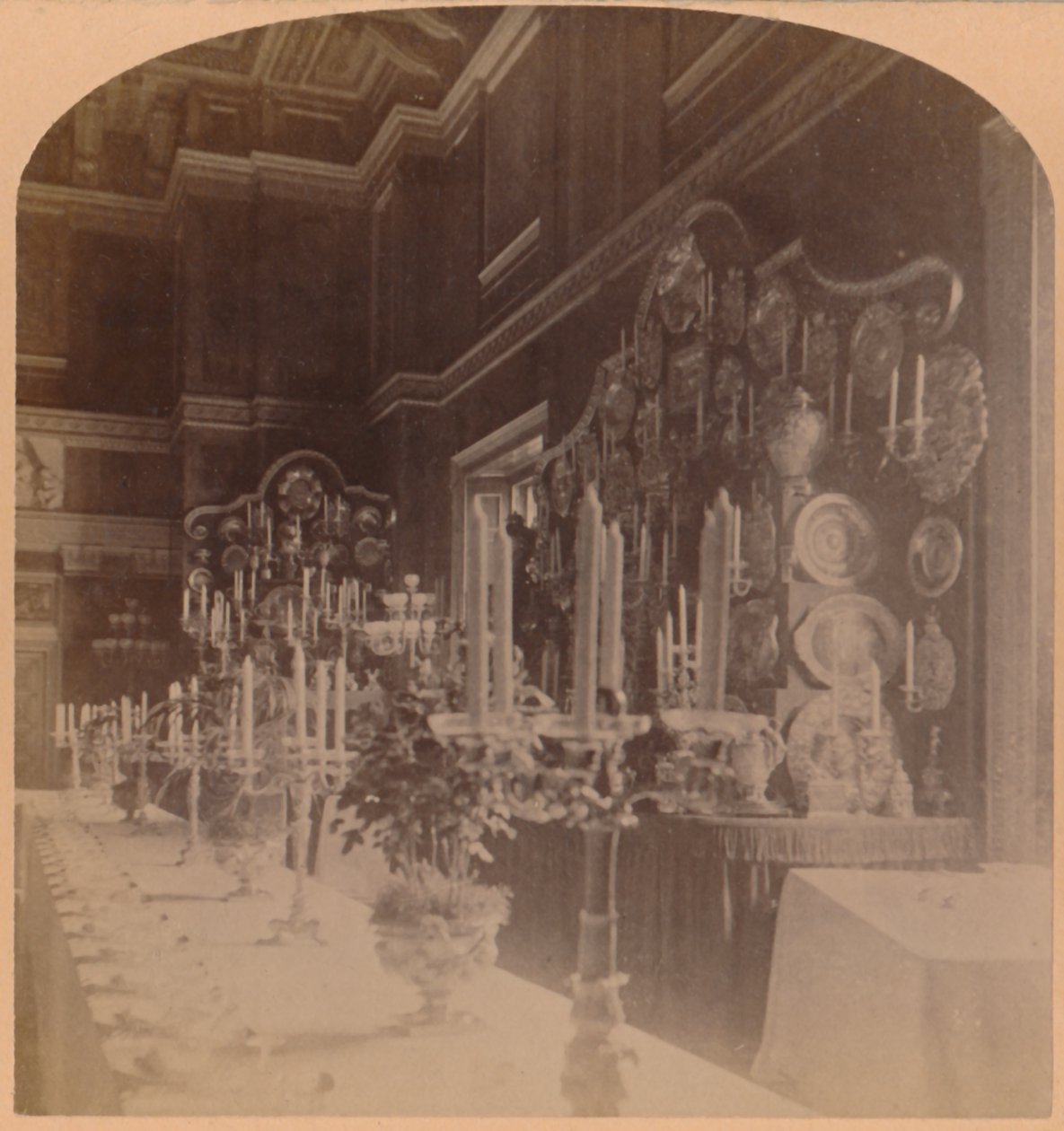Guldplatta använd av kungafamiljen, Supper Room, Windsor Castle, England, 1900. av Underwood and Underwood