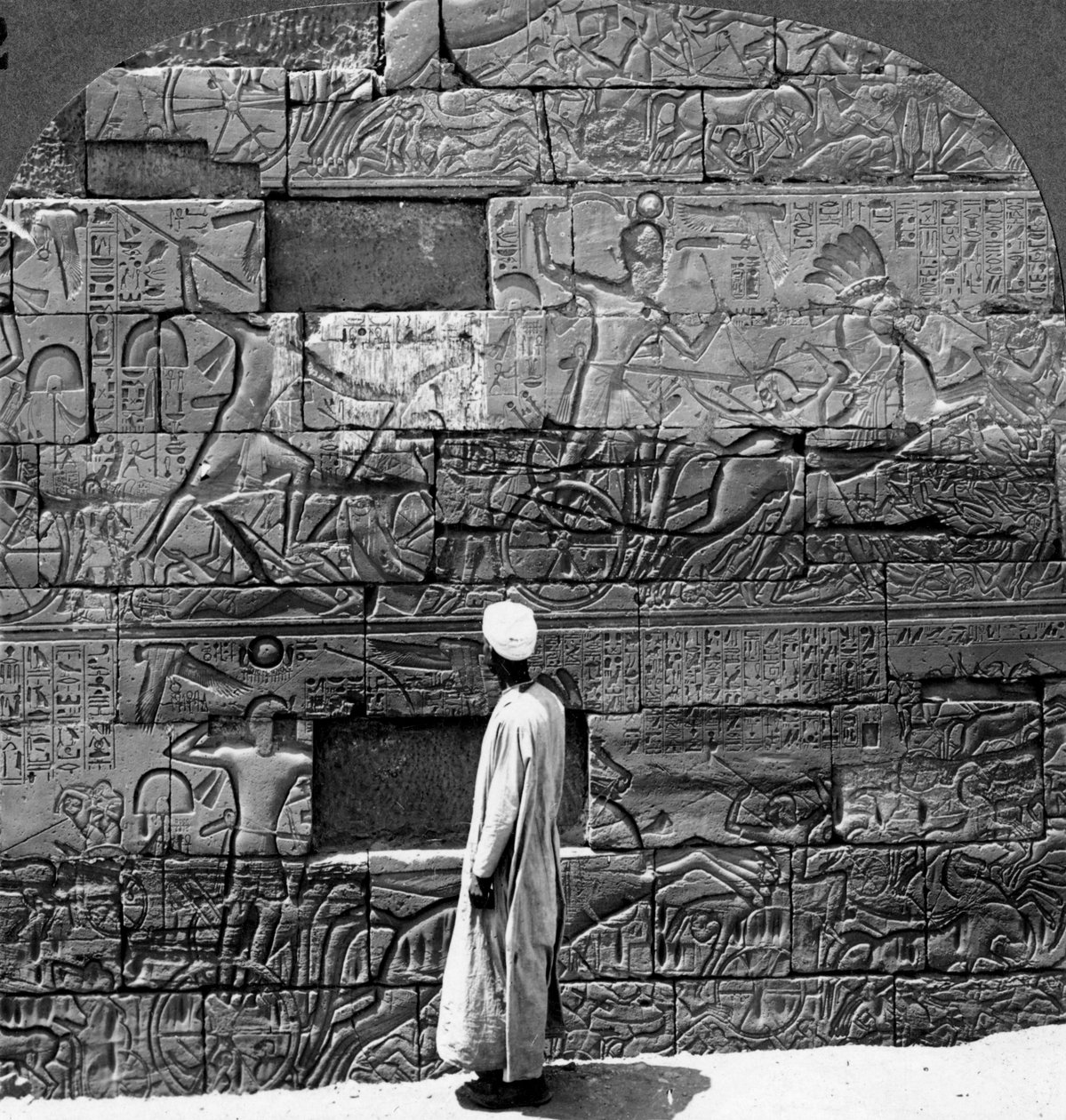Stora krigsreliefer skulpturerade i väggen vid Karnak-templet, Thebe, Egypten, 1905. av Underwood and Underwood