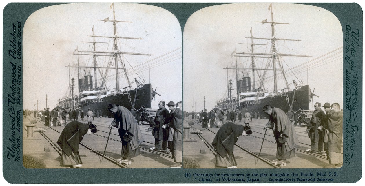 Hälsning till nykomlingar på piren bredvid Pacific Mail SS China, Yokohama, Japan, 1904. av Underwood and Underwood