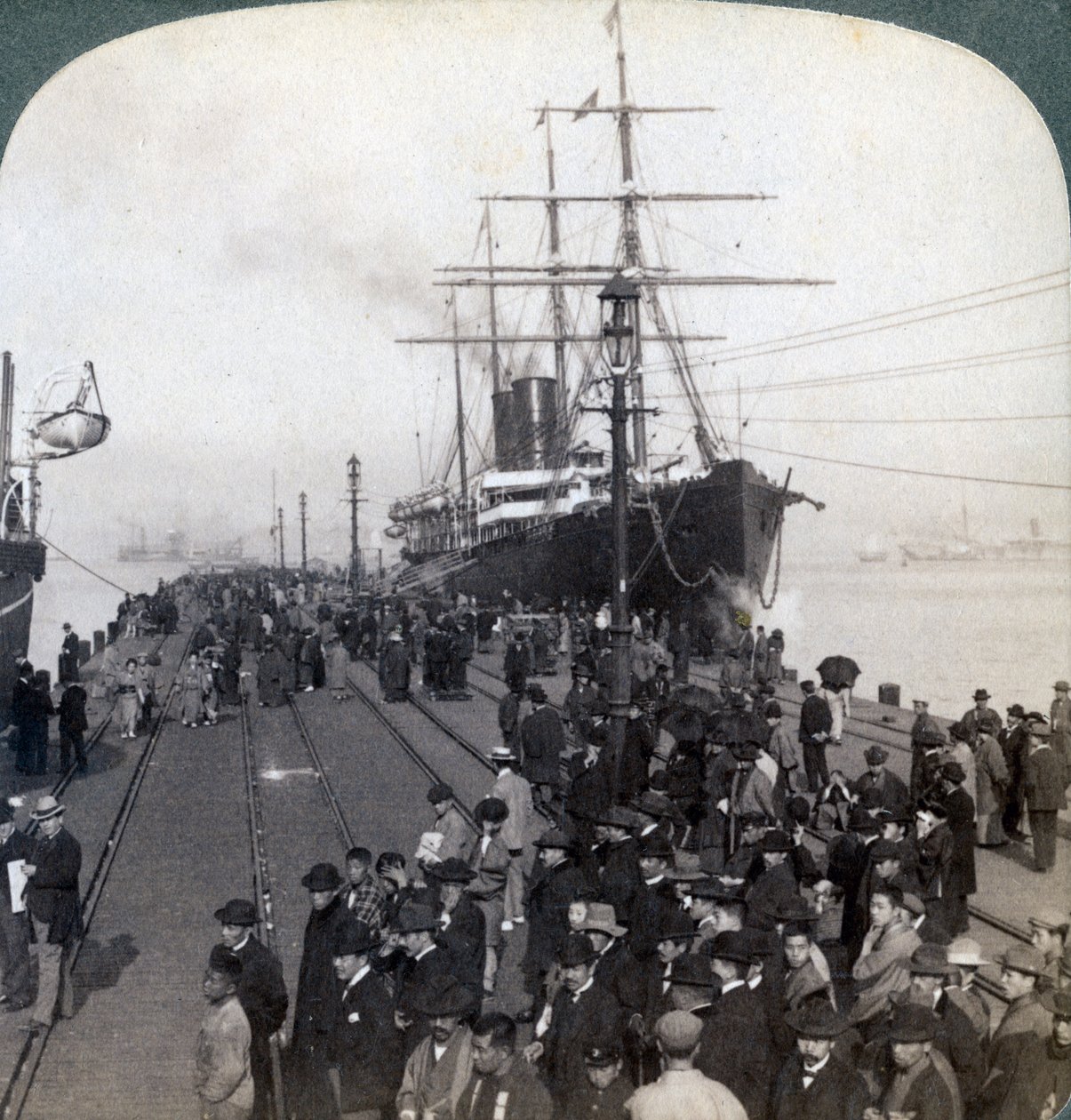 Hälsningar till nykomlingar på piren bredvid Pacific Mail SS China, i Yokohama, Japan, 1904. av Underwood and Underwood