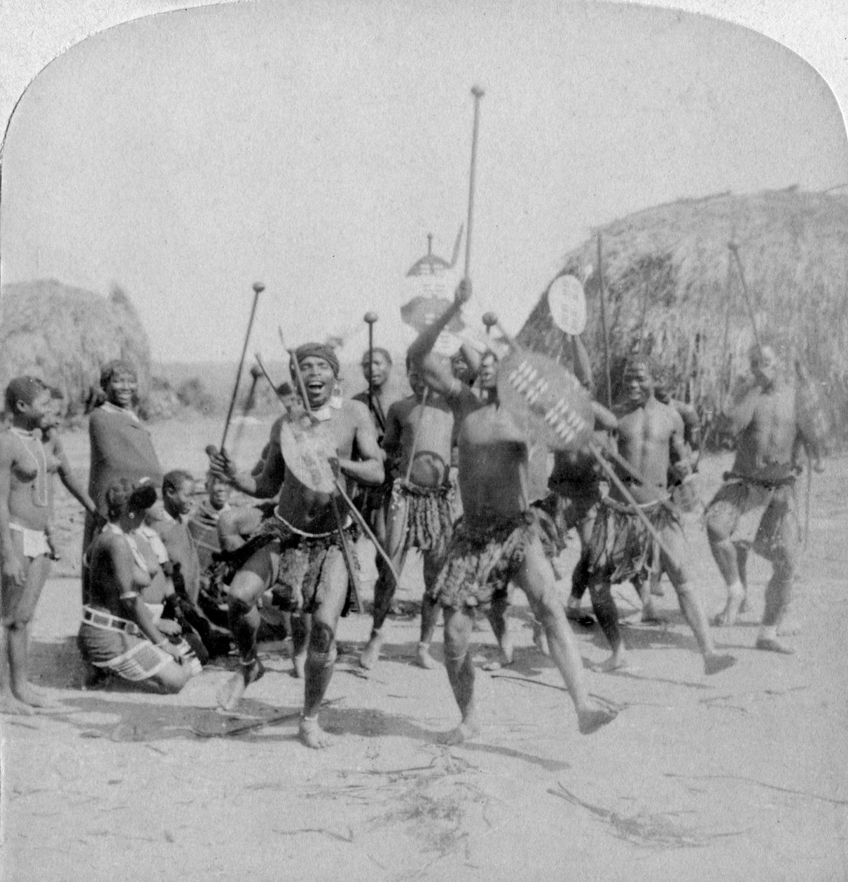 Heroic sport of the Kraal, en Zulu krigsdans, Zululand, Sydafrika, 1901 av Underwood and Underwood