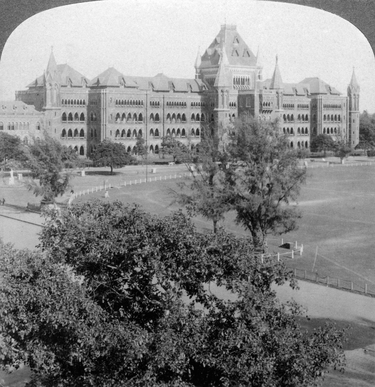 High Court och norra änden av Rotten Row, Bombay, Indien, 1903. av Underwood and Underwood