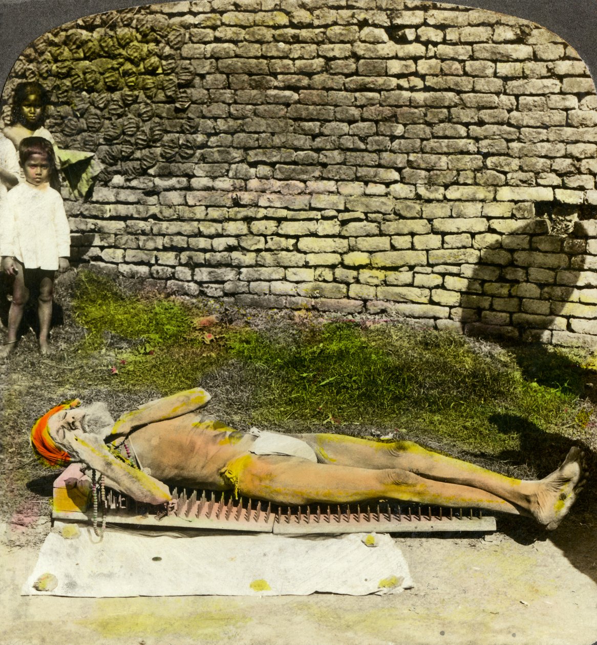 Hinduisk hängiven på en nagelbädd nära helgedomen i Kali, Calcutta, Indien, tidigt 1900-tal av Underwood and Underwood