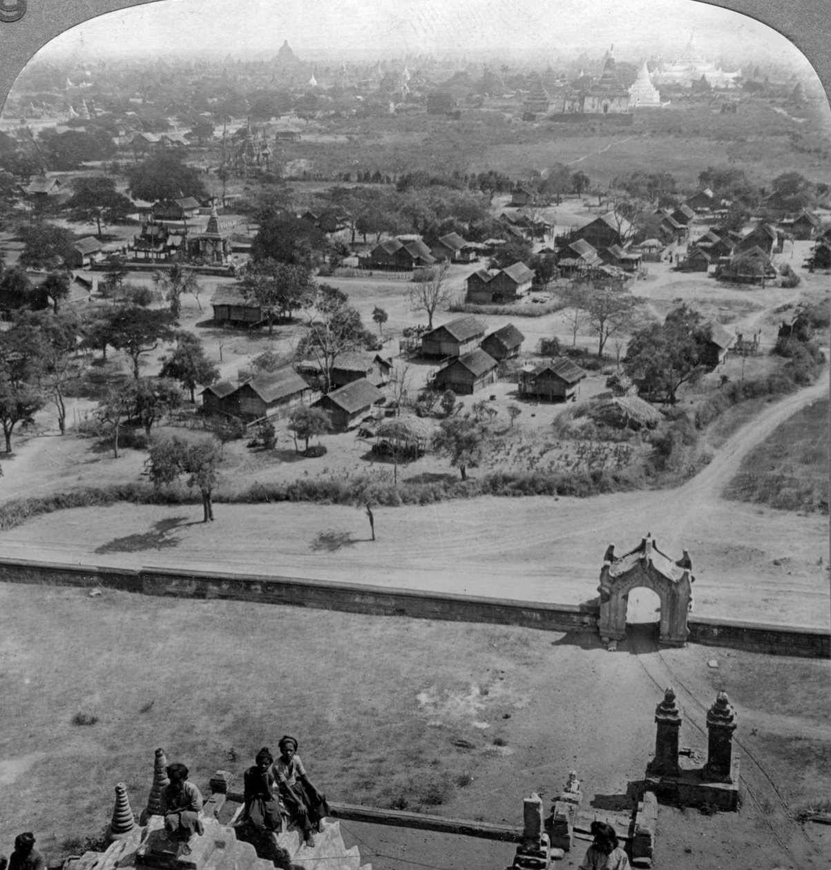 Folkets hem, från taket på den gamla Guadapalin-pagoden, Pagan, Burma, c1900-talet av Underwood and Underwood