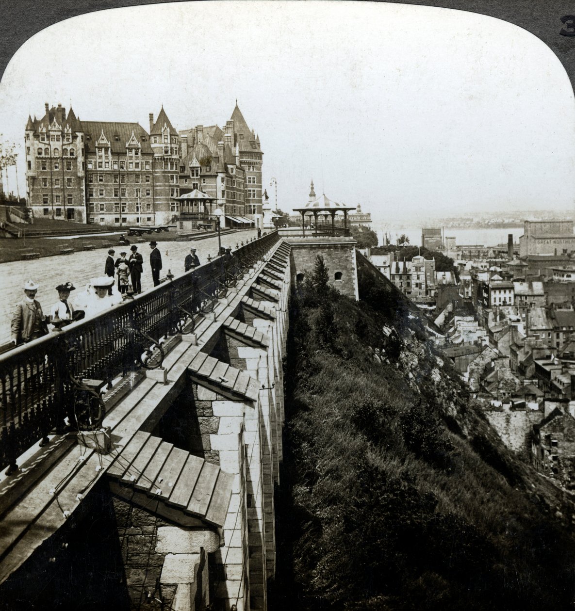 Hotel Chateau Frontenac och Dufferin Terrace, Quebec, Kanada. av Underwood and Underwood