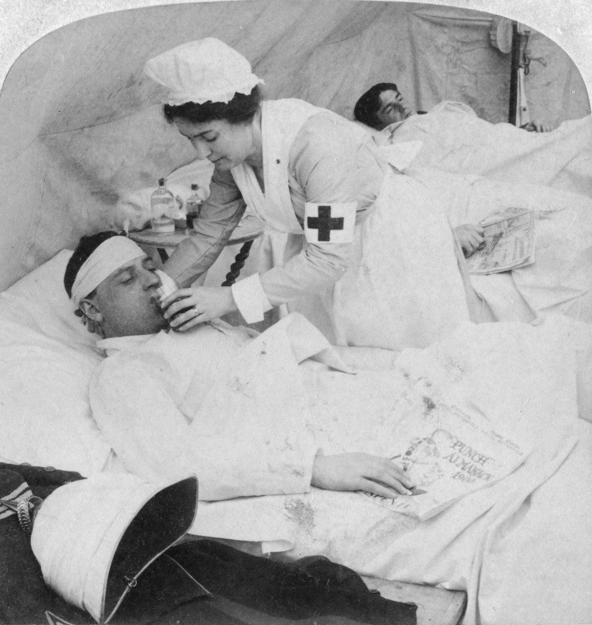 På ett brittiskt fältsjukhus vid Tugelafloden, Sydafrika, andra boerkriget, 1900. av Underwood and Underwood