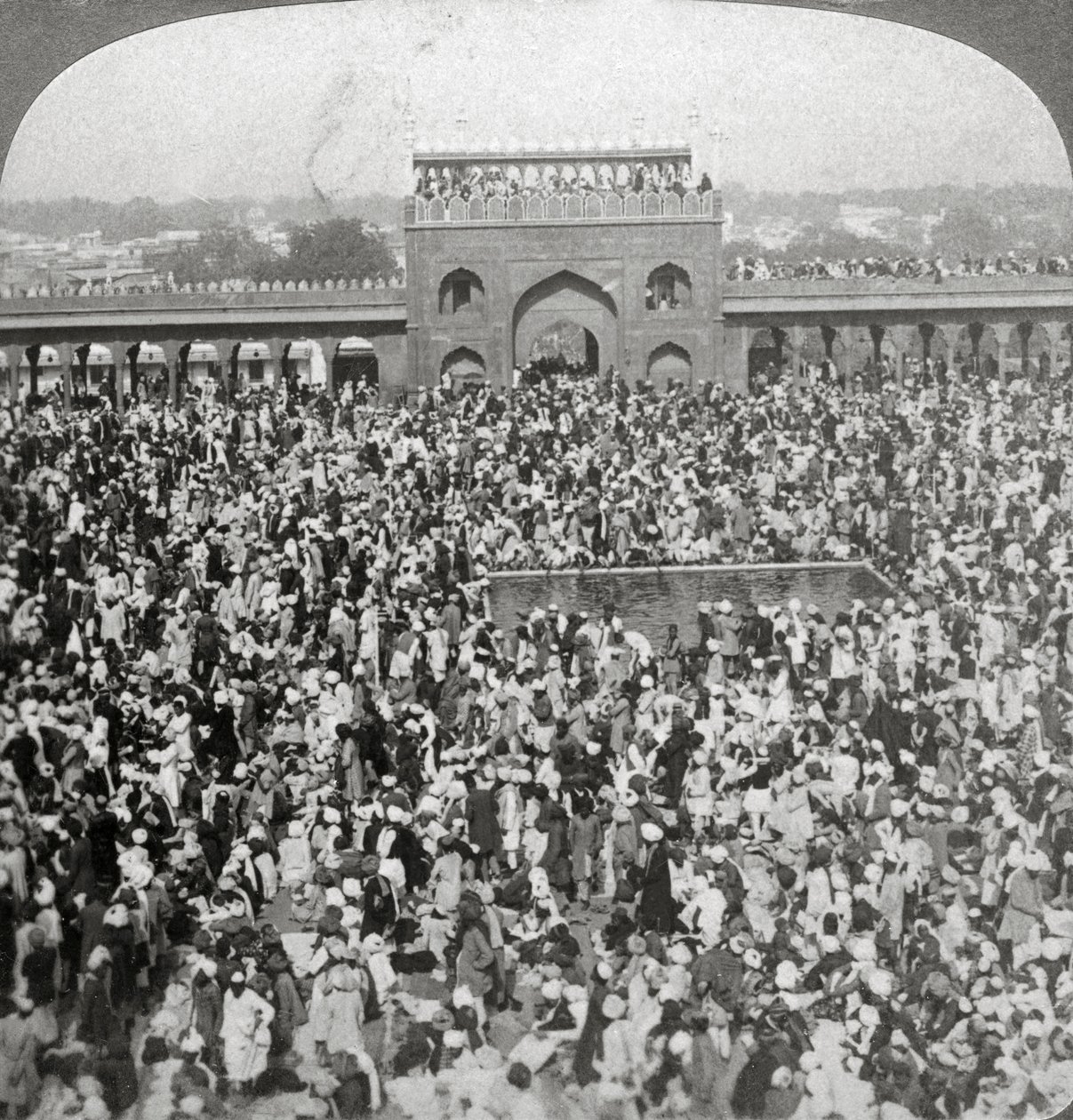 I Jumma-moskéns domstol, Delhi, Indien, 1903. av Underwood and Underwood