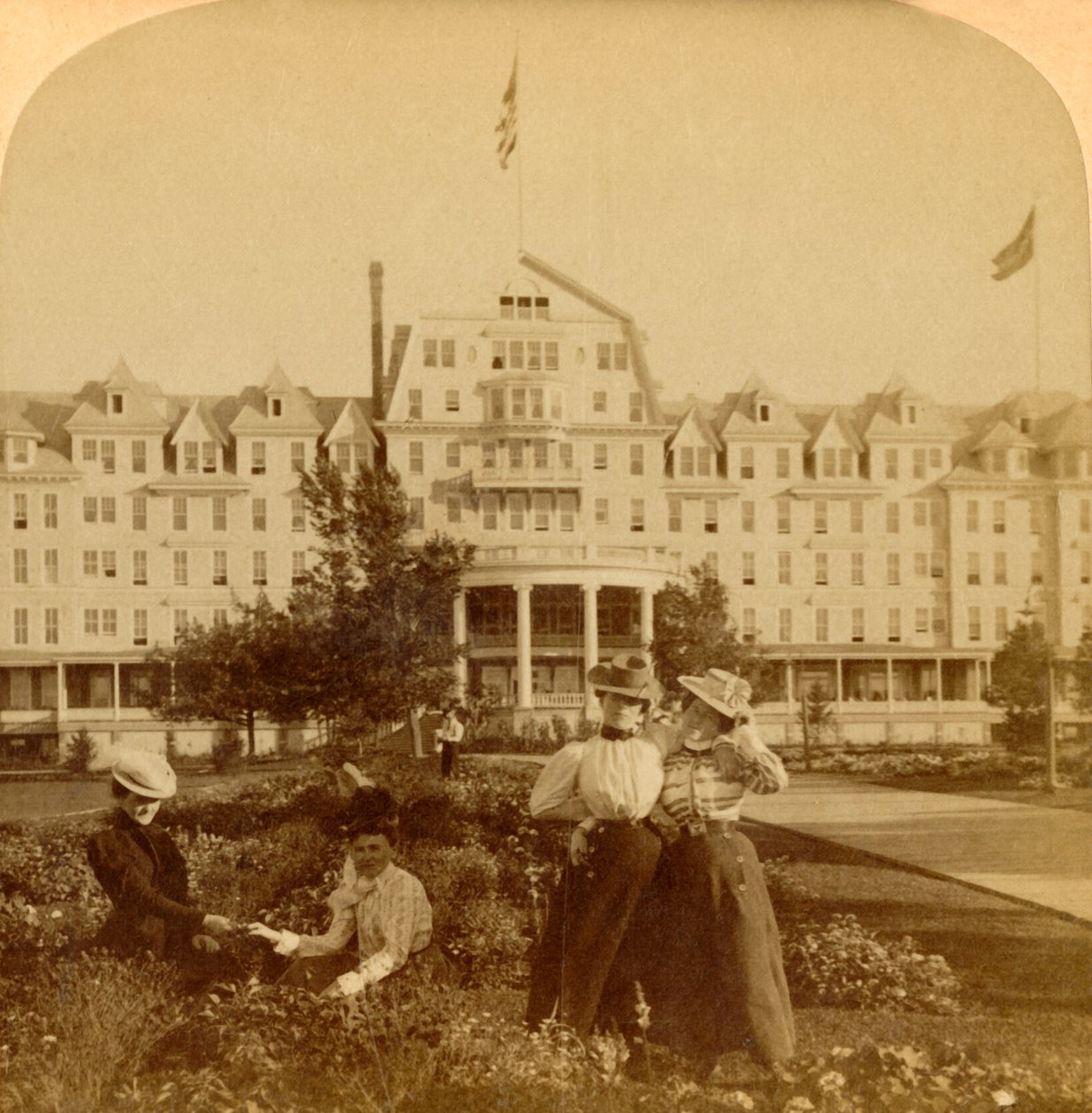 På de vackra grunderna till Frontenac Hotel, Round Island, Thousand Islands, 1900. av Underwood and Underwood