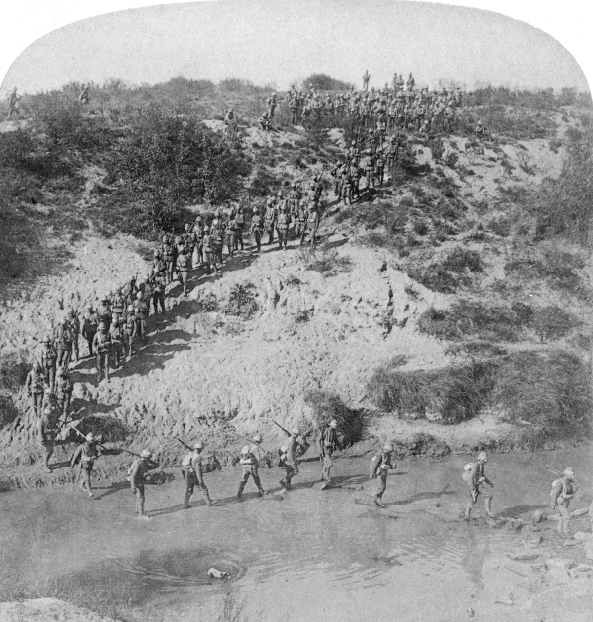Infanteri som forsade Vet River under Lord Roberts frammarsch mot Pretoria, Sydafrika, 1901. av Underwood and Underwood