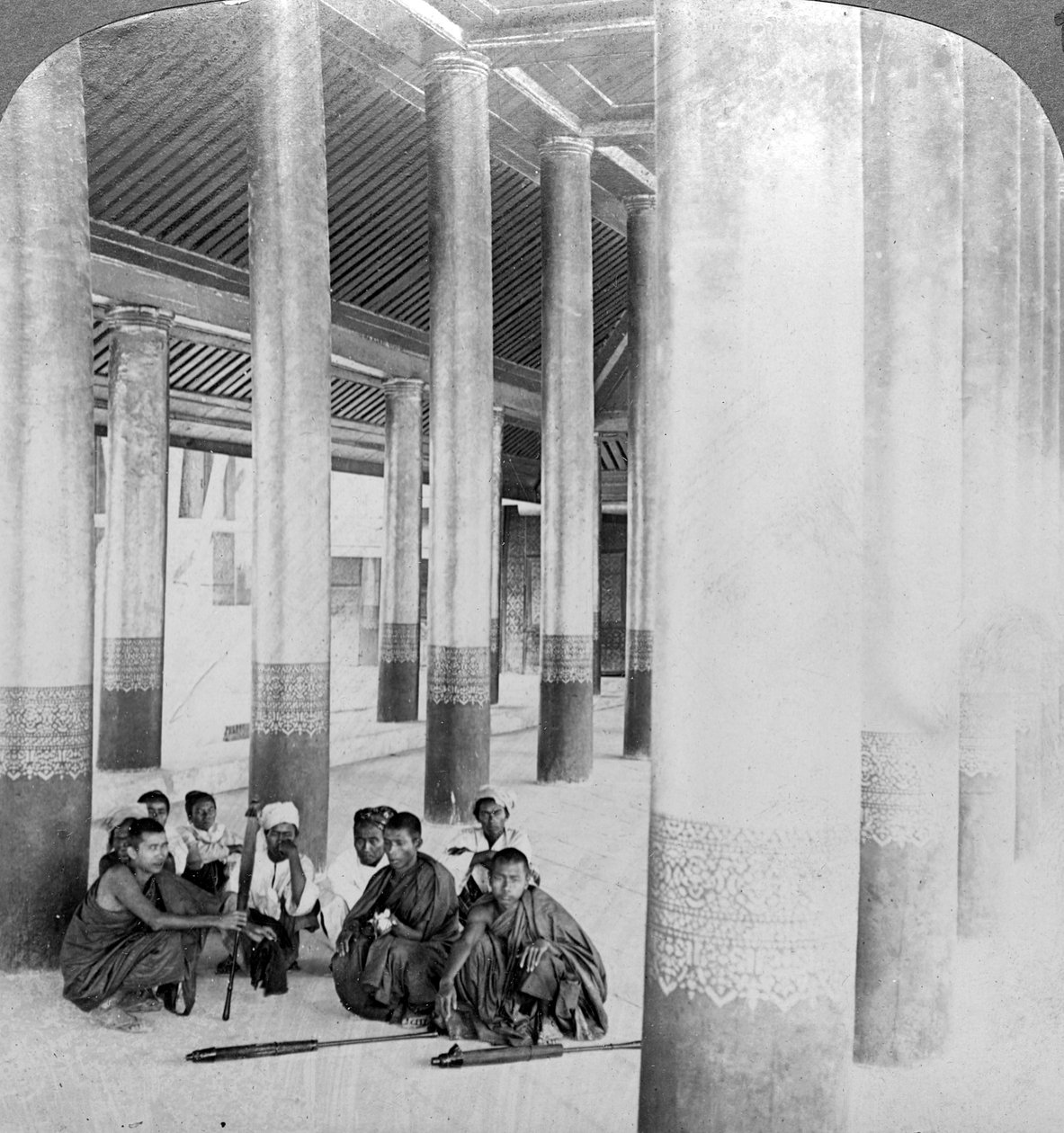 Inne i publiksalen, Mandalay Palace, Burma, c1900-talet. av Underwood and Underwood
