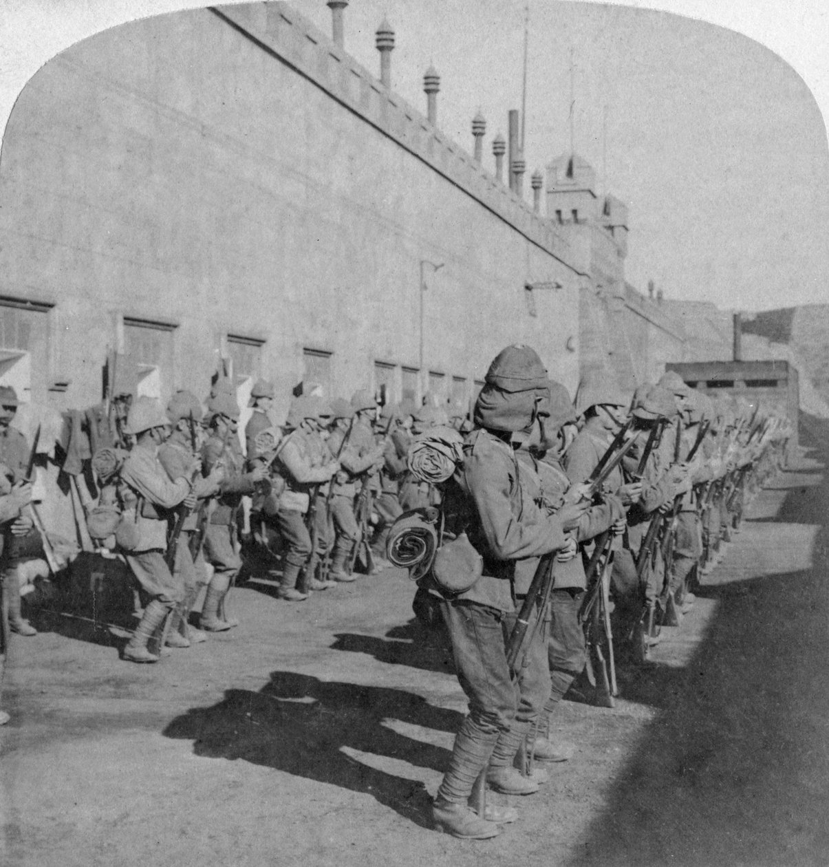 Inspektion av Cheshire Regiment i fortet i Johannesburg, Boer War, Sydafrika, 1901 av Underwood and Underwood
