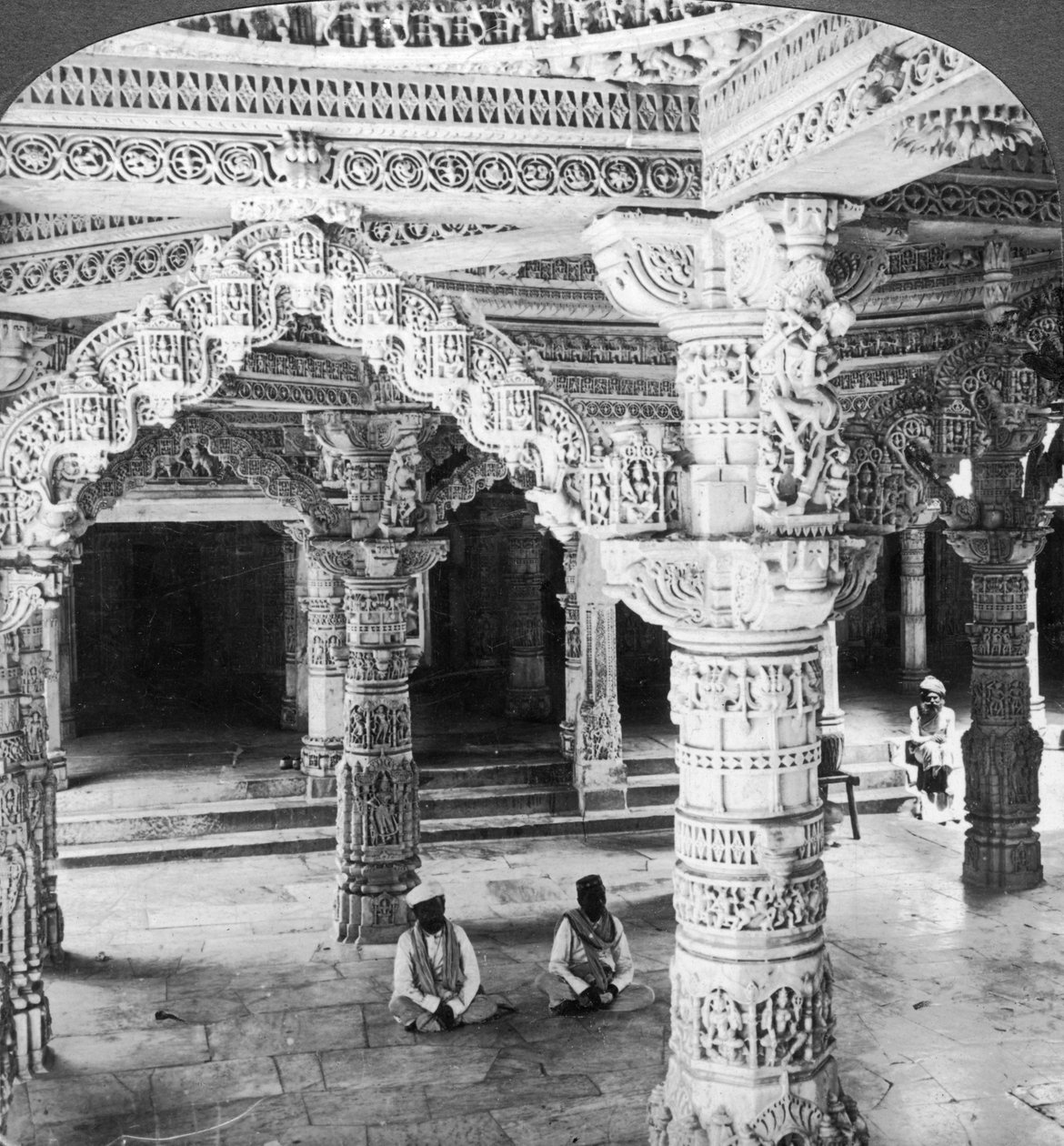 Interiör av Temple of Vimala Sah, Mount Abu, Indien, 1903. av Underwood and Underwood