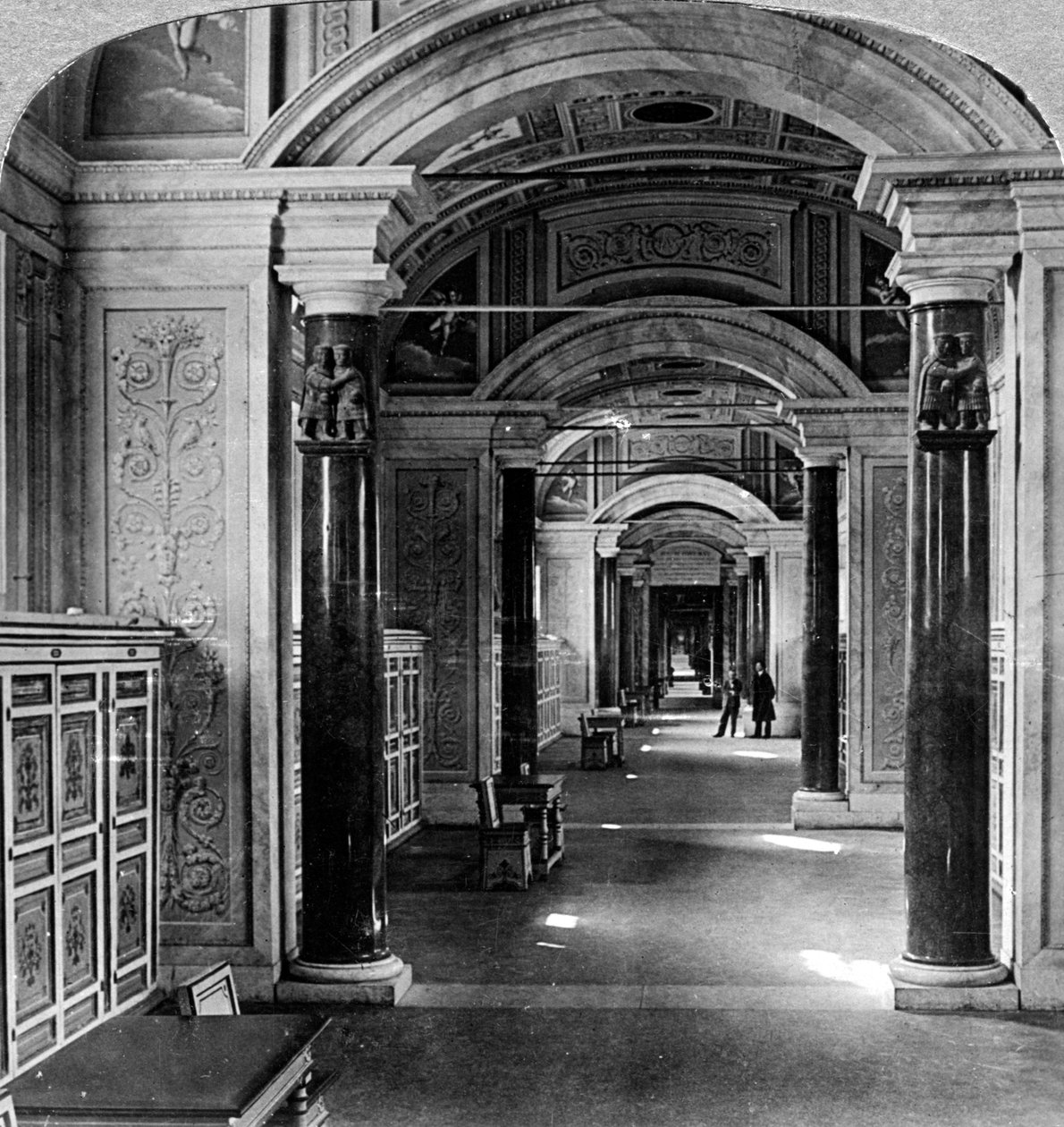Interiör av Vatikanbiblioteket, Rom, Italien. av Underwood and Underwood