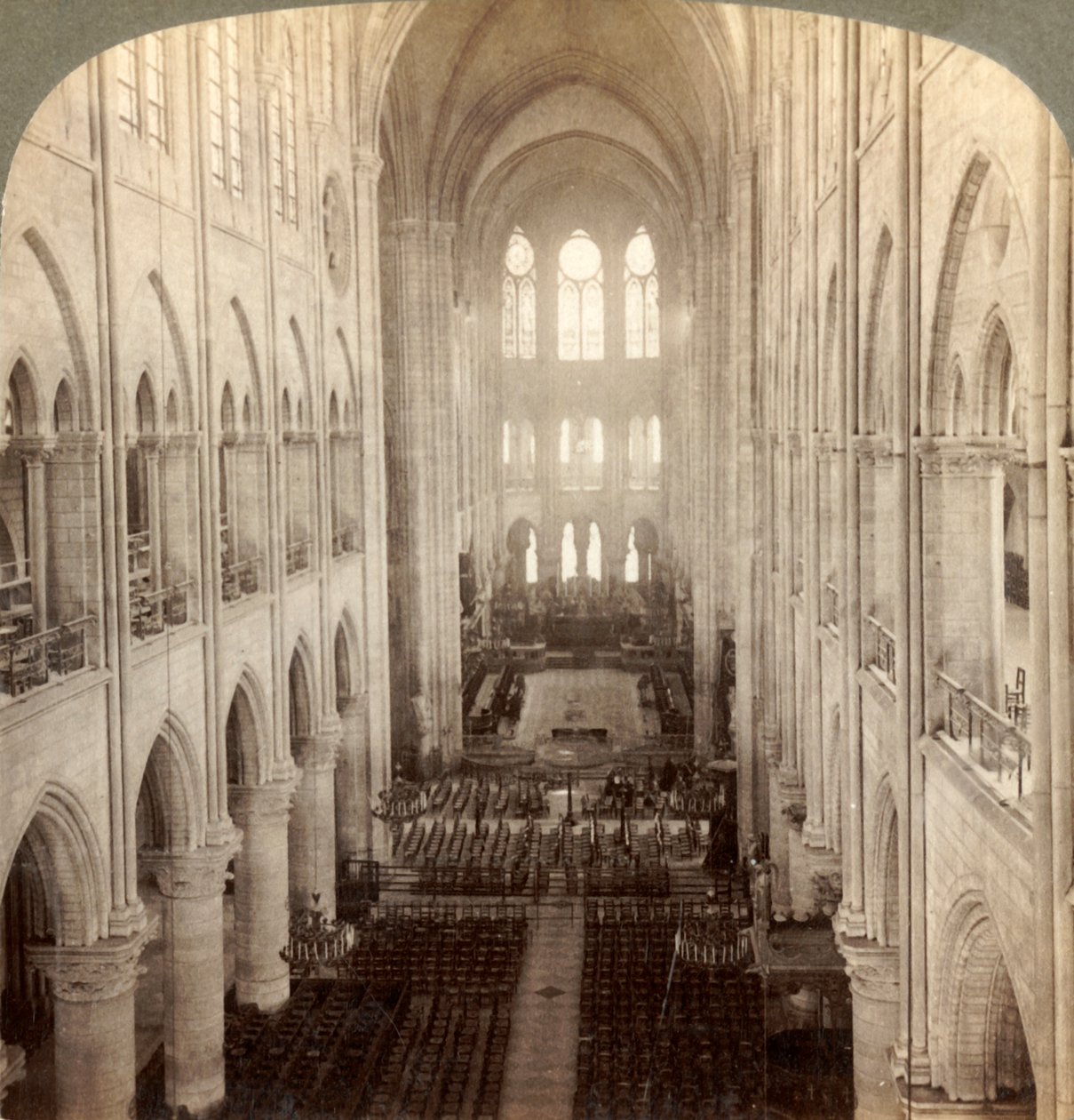 Interiör av den stora katedralen Notre Dame, Paris, Frankrike, 1900. av Underwood and Underwood