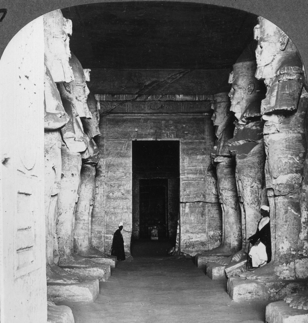 Interiör av det stenhuggna templet i Abu Simbel, Egypten, 1905. av Underwood and Underwood