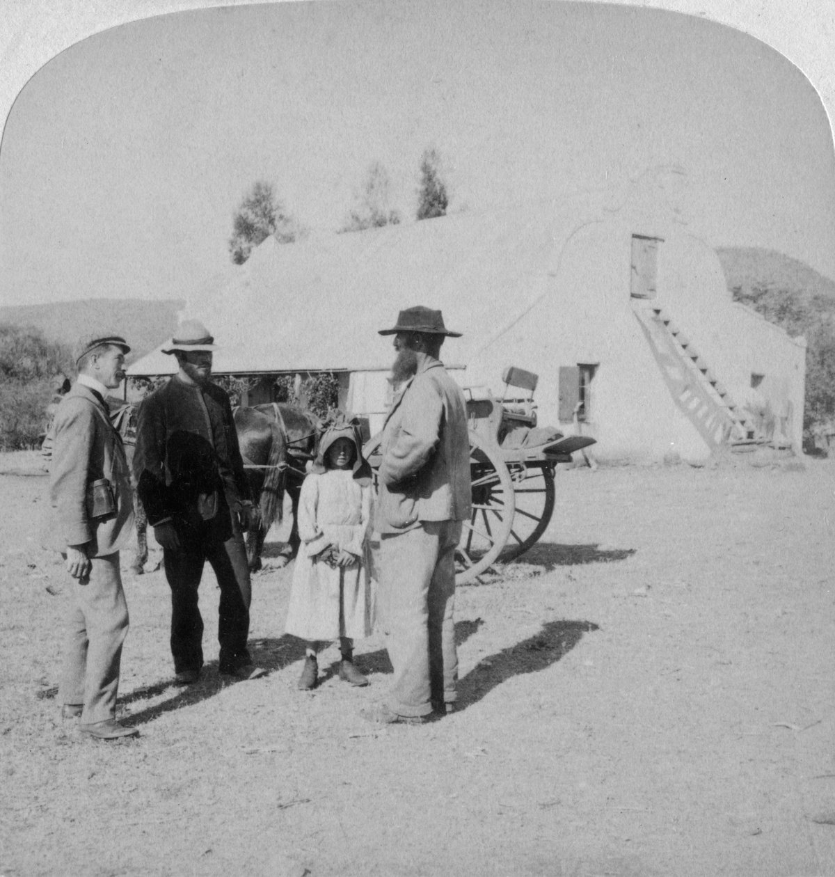 Intervjuer av en boerbonde i hans hem nära Brandfort, Sydafrika, boerkriget, 1901. av Underwood and Underwood