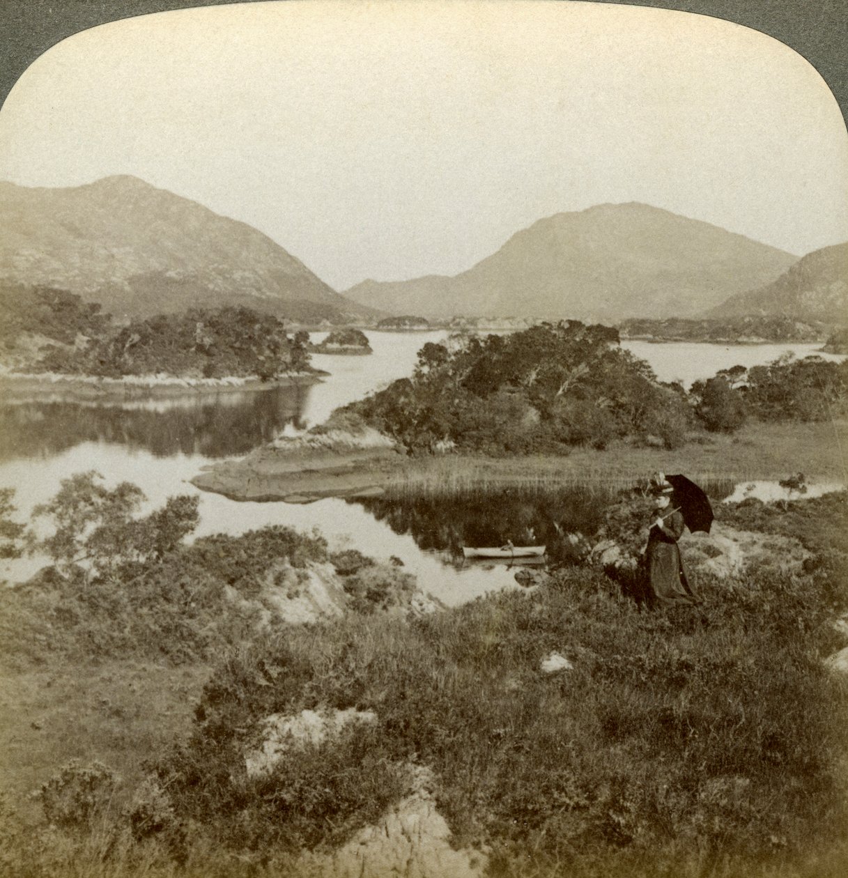 Islands and Upper Lake, Killarney, Irland. av Underwood and Underwood