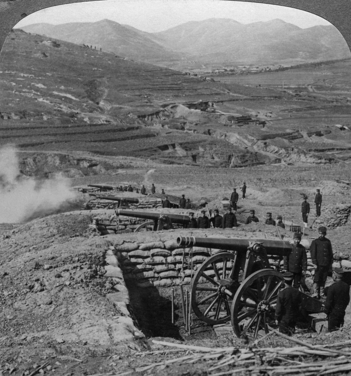 Japanska batterier som skjuter på ryska fort, belägring av Port Arthur, rysk-japanska kriget, 1904-1905. av Underwood and Underwood
