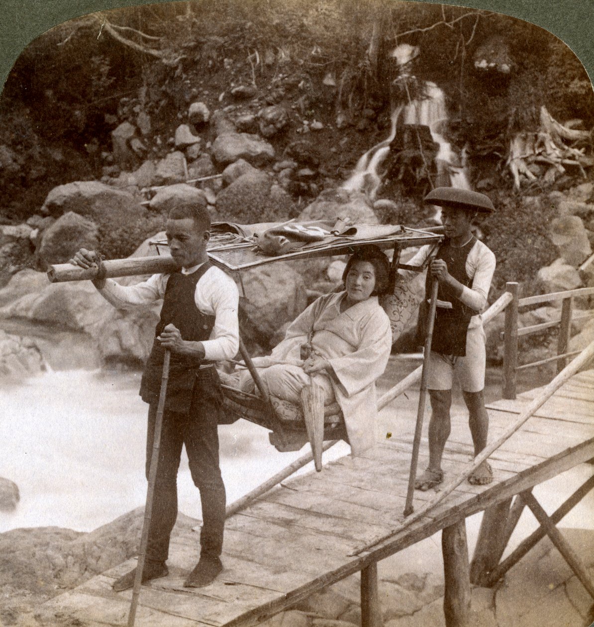 Japansk kvinna i en yamakago bergsstol som korsar den kraftiga Daiya-floden nära Nikko, Japan, av Underwood and Underwood
