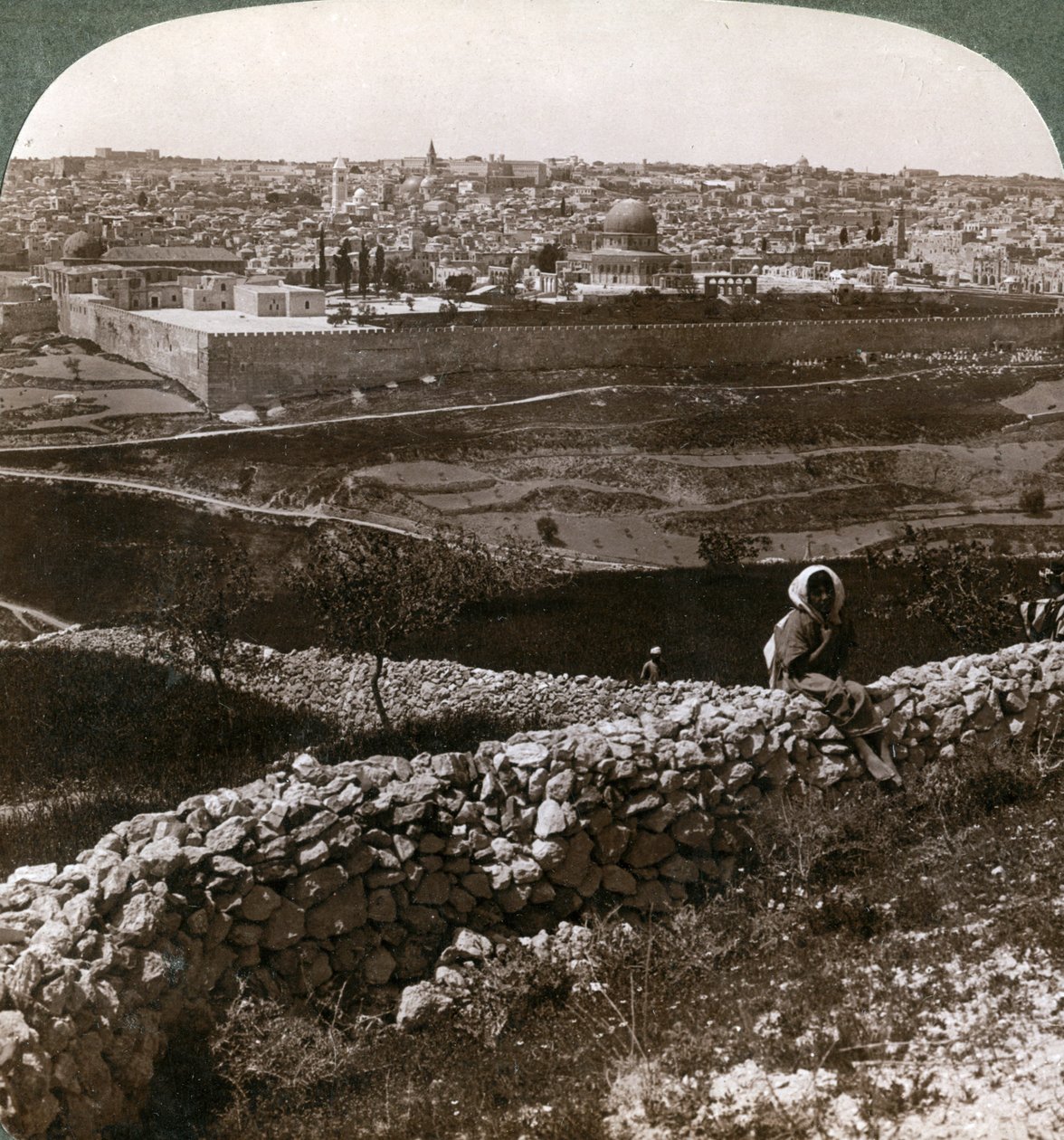 Jerusalem, sett från sydost, visar platsen för templet, Palestina, 1900-talet. av Underwood and Underwood