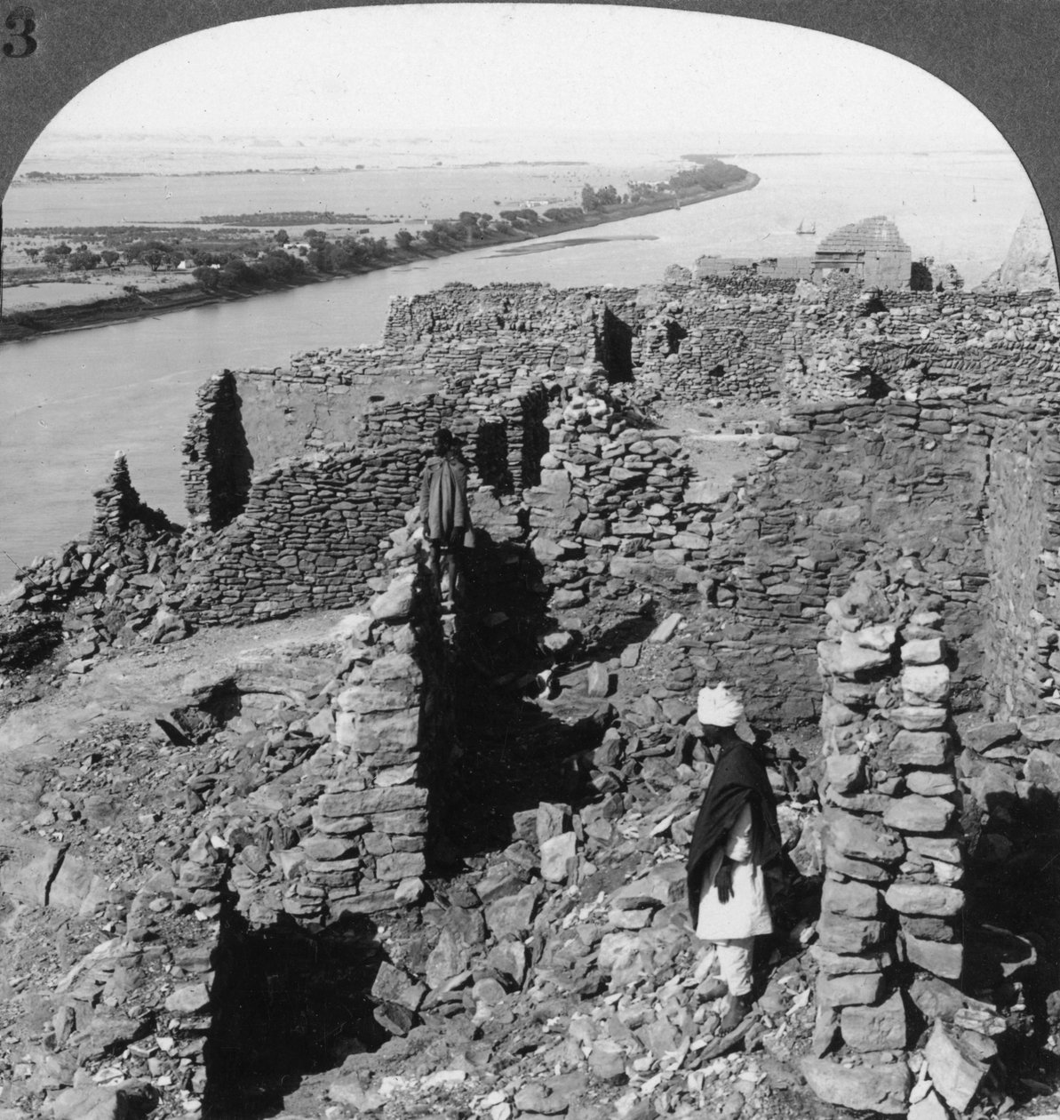 Kasr Qasr Ibrim och utsikt nedför Nilen i Nubia, Egypten, 1905. av Underwood and Underwood