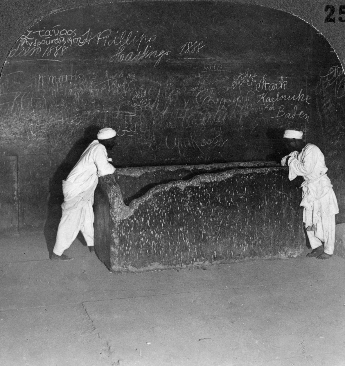 Khufus sarkofag, bruten av rövare, i den stora pyramiden, Egypten, 1905. av Underwood and Underwood