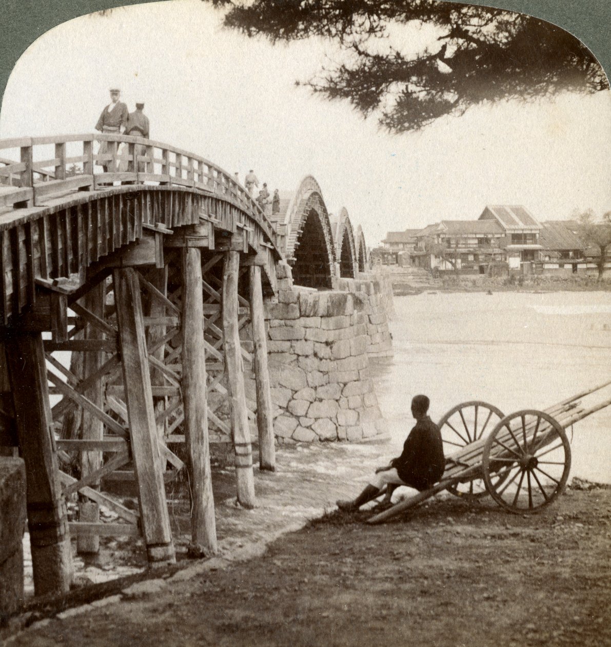 Kintai-bron över Nishiki-floden vid Iwakuni, blickande norrut, Japan, 1904. av Underwood and Underwood