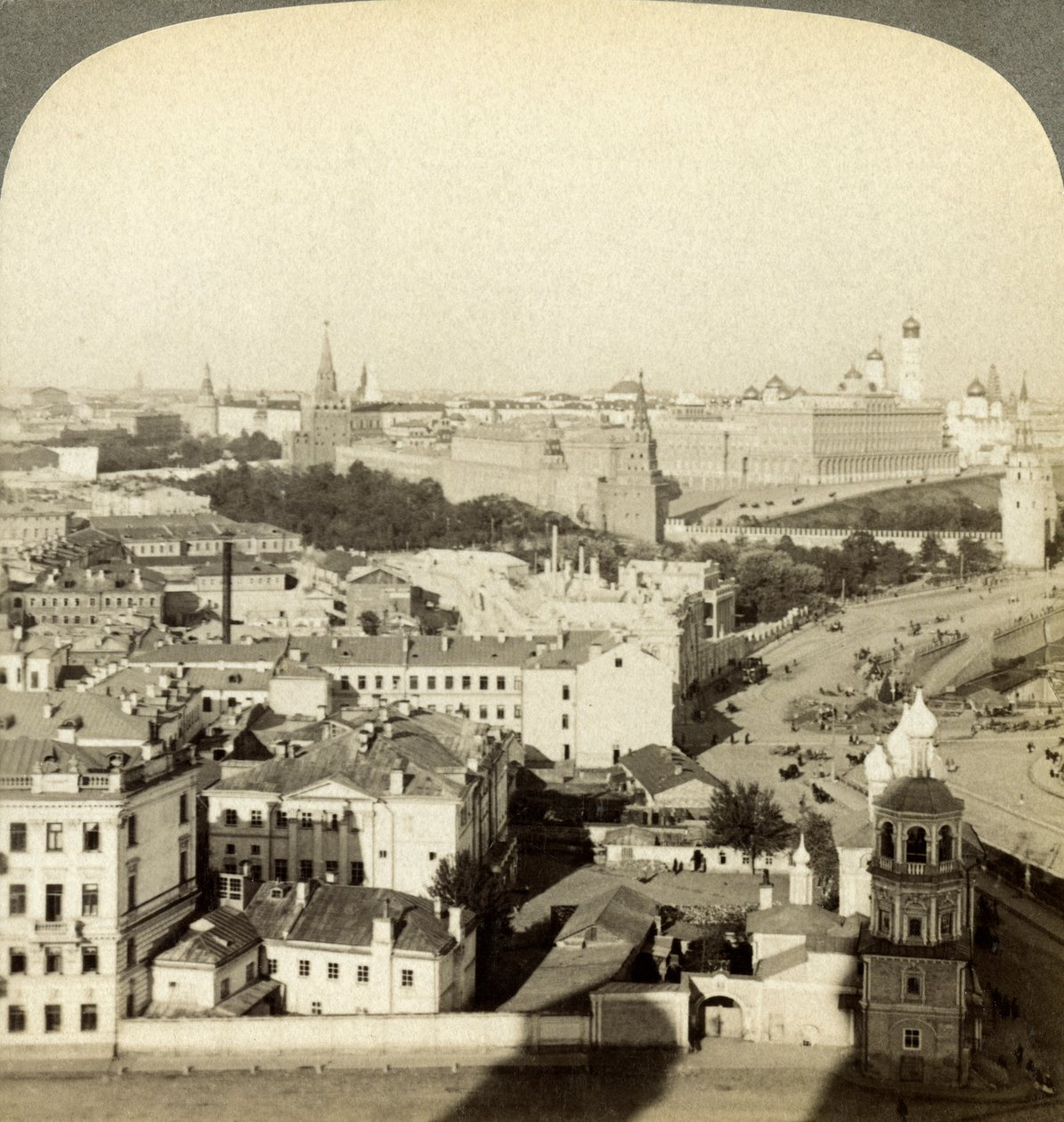 Kremlmuren, Moskva, Ryssland. av Underwood and Underwood
