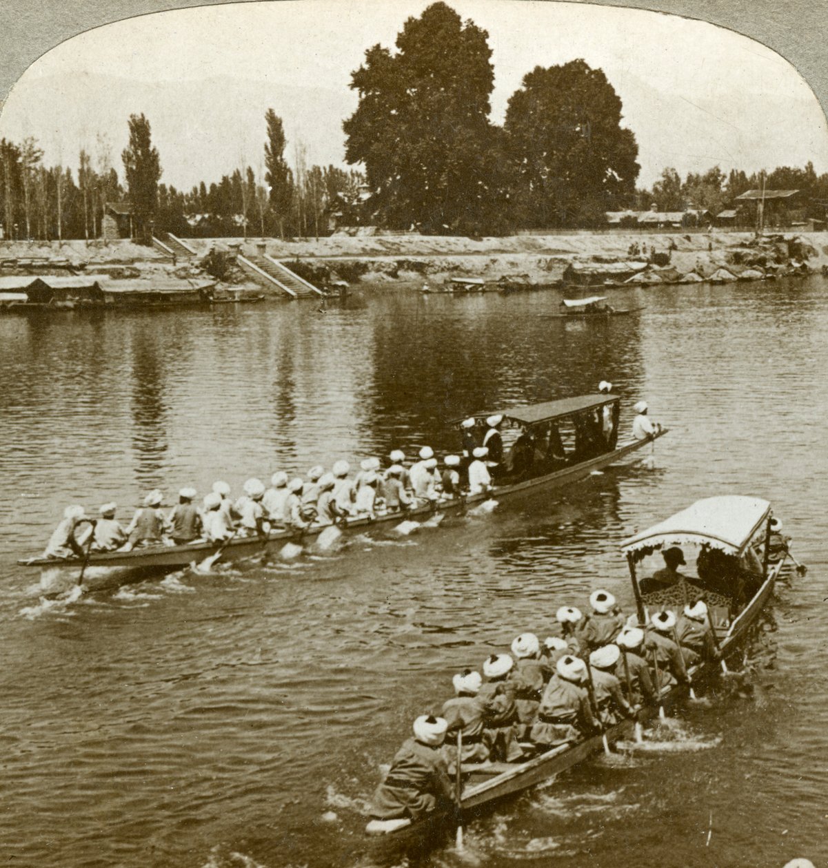 Lady Curzxon reser på statens pråm i Maharaja, Kashmir, Indien, c1900-talet. av Underwood and Underwood